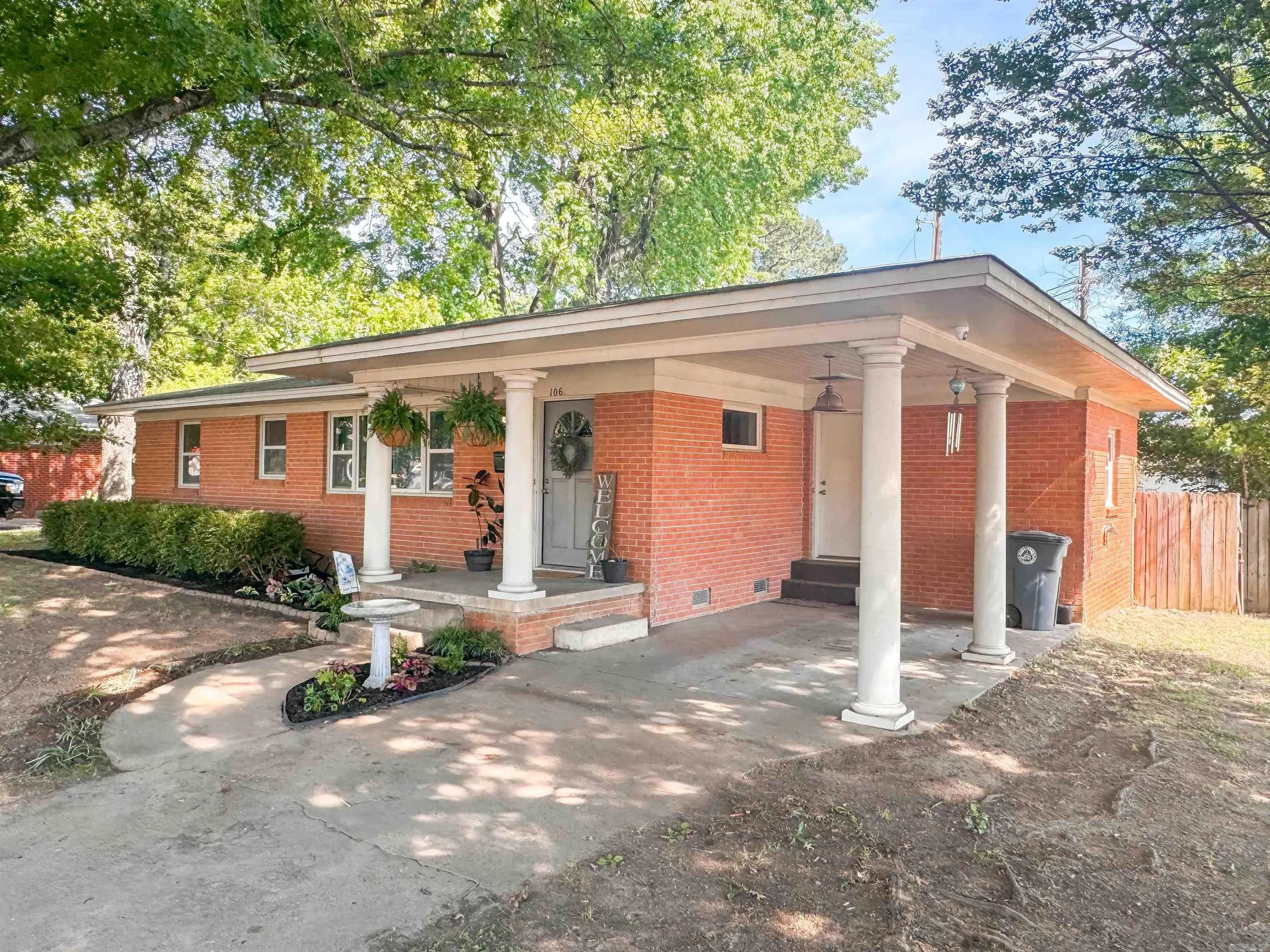 Property at 106 E Lincoln - Image 1