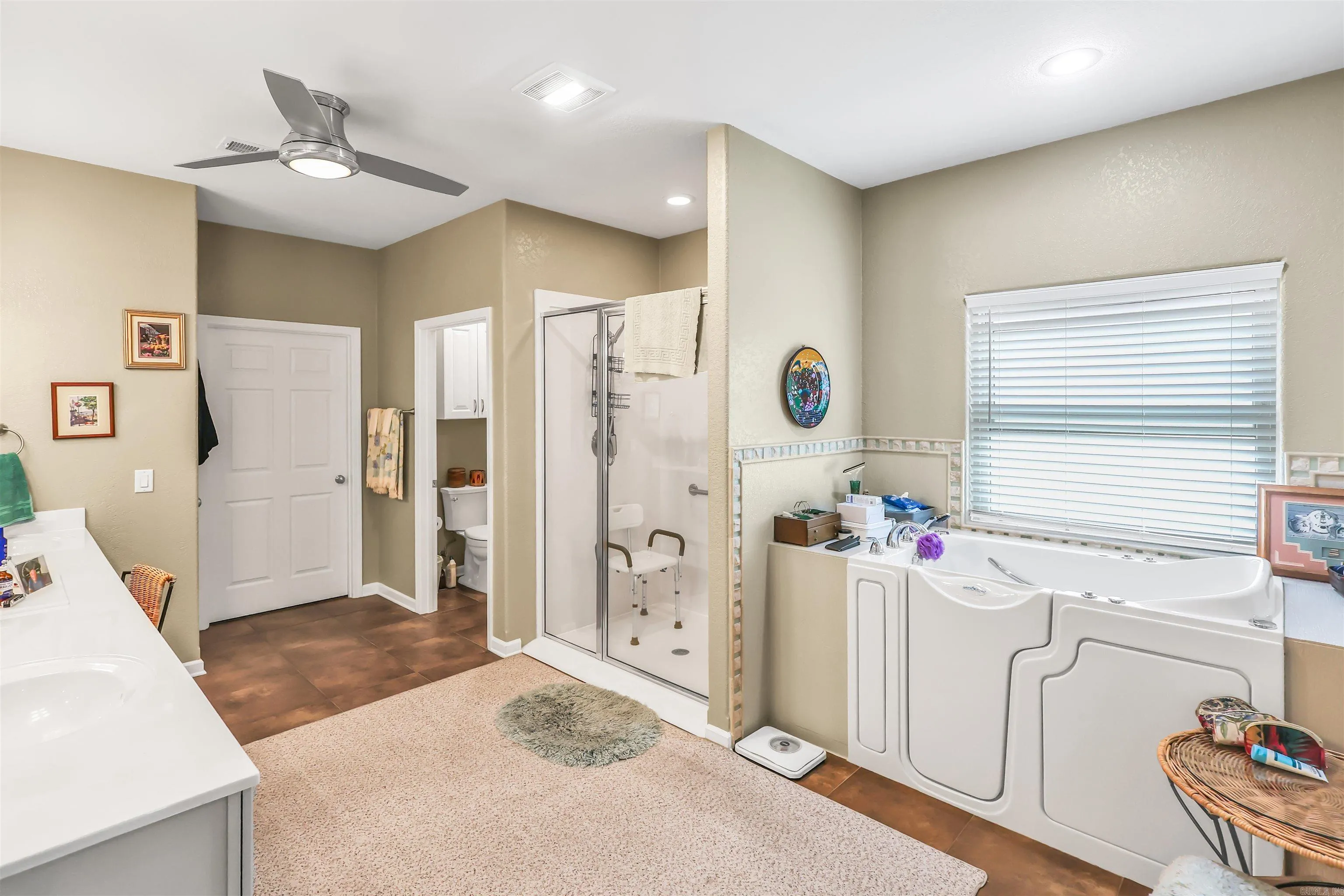 Property at 212  Willow bend - Image 13