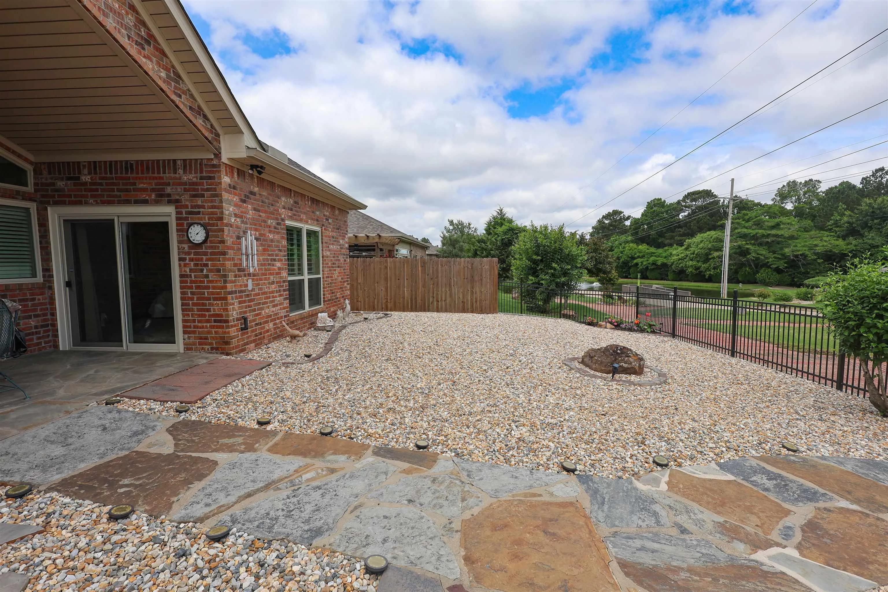 Property at 212  Willow bend - Image 20