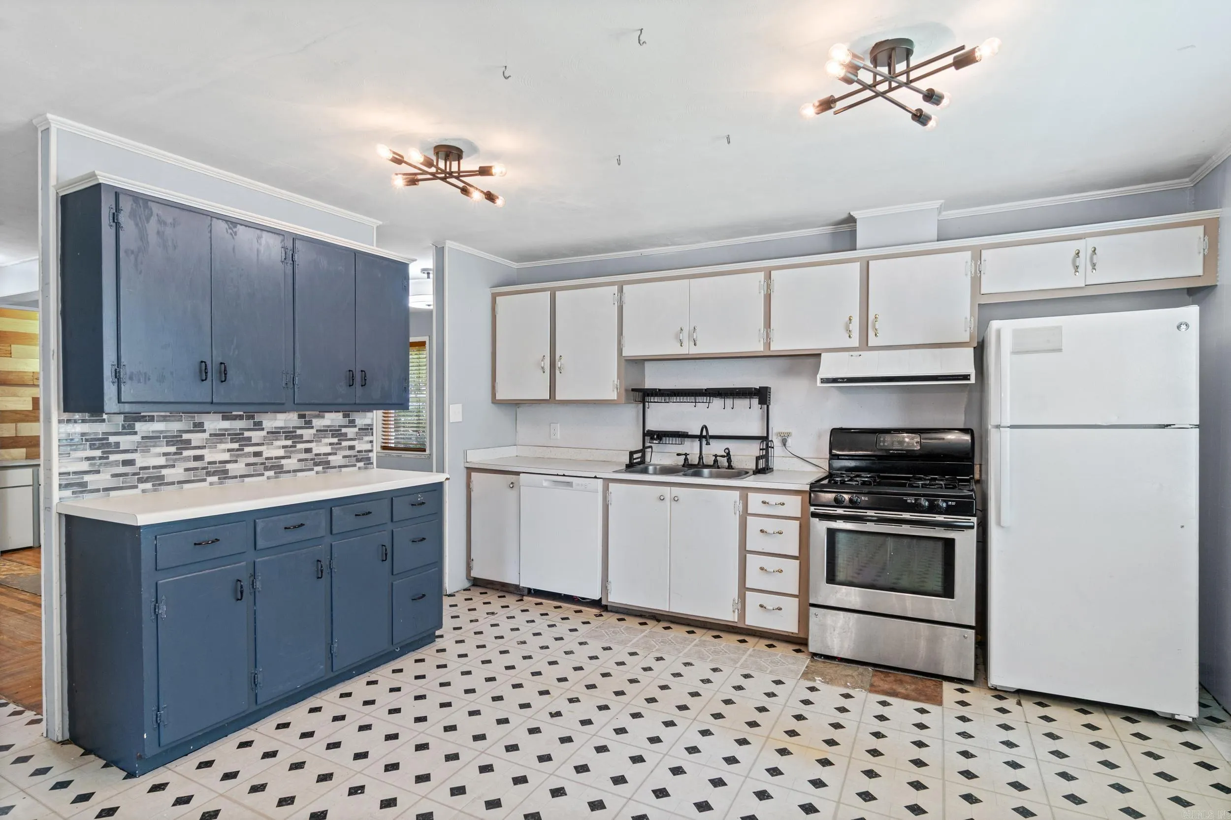 Property at 907  Merritt - Image 8