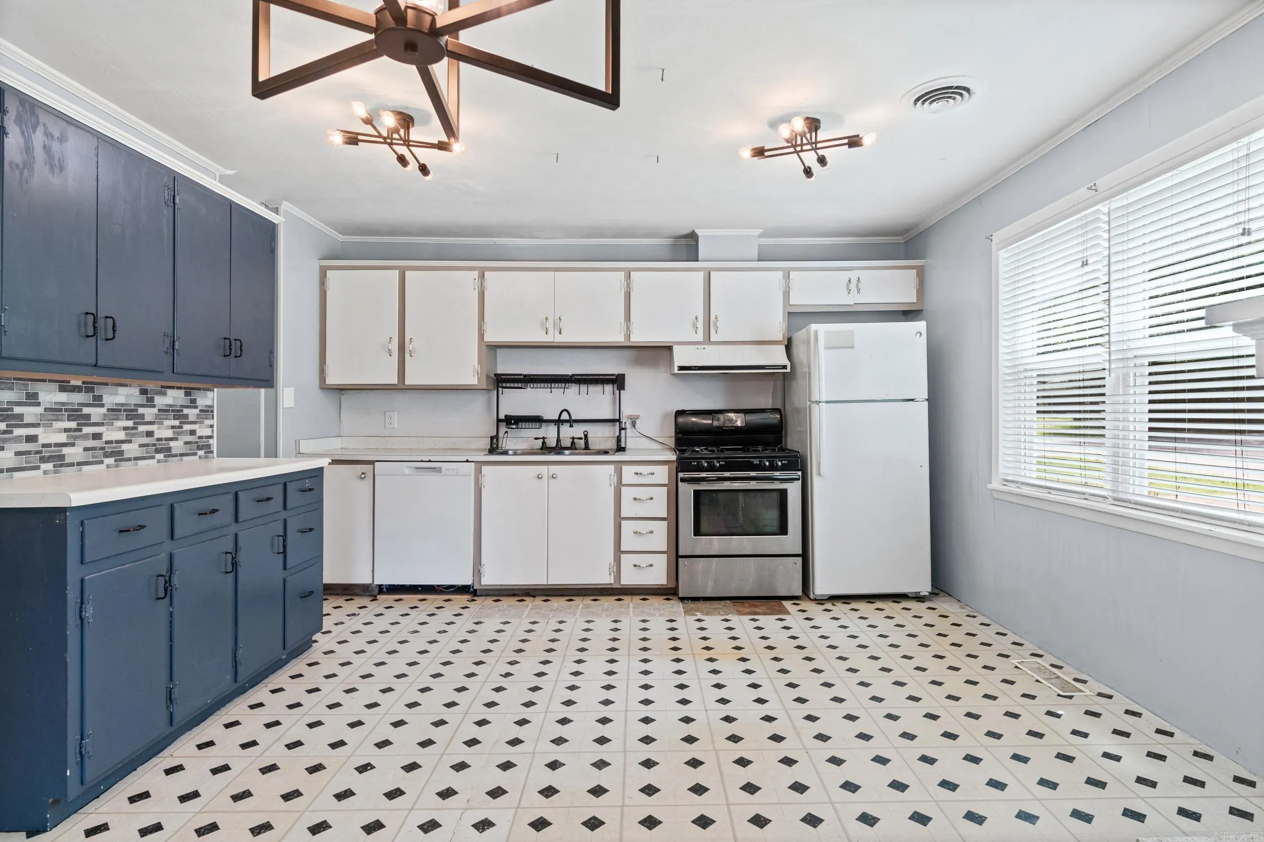 Property at 907  Merritt - Image 9
