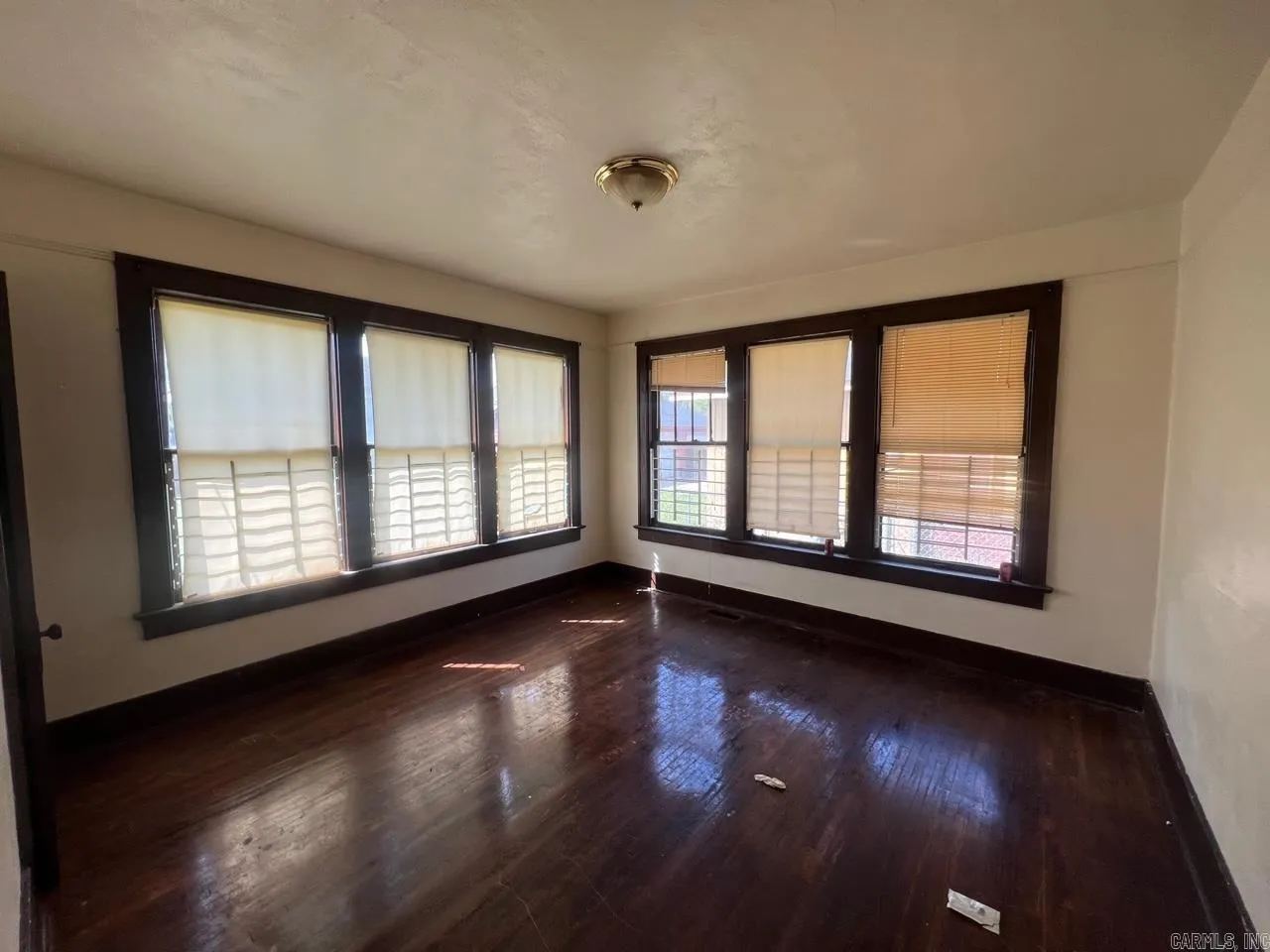 Property at 1322  Hanger - Image 4