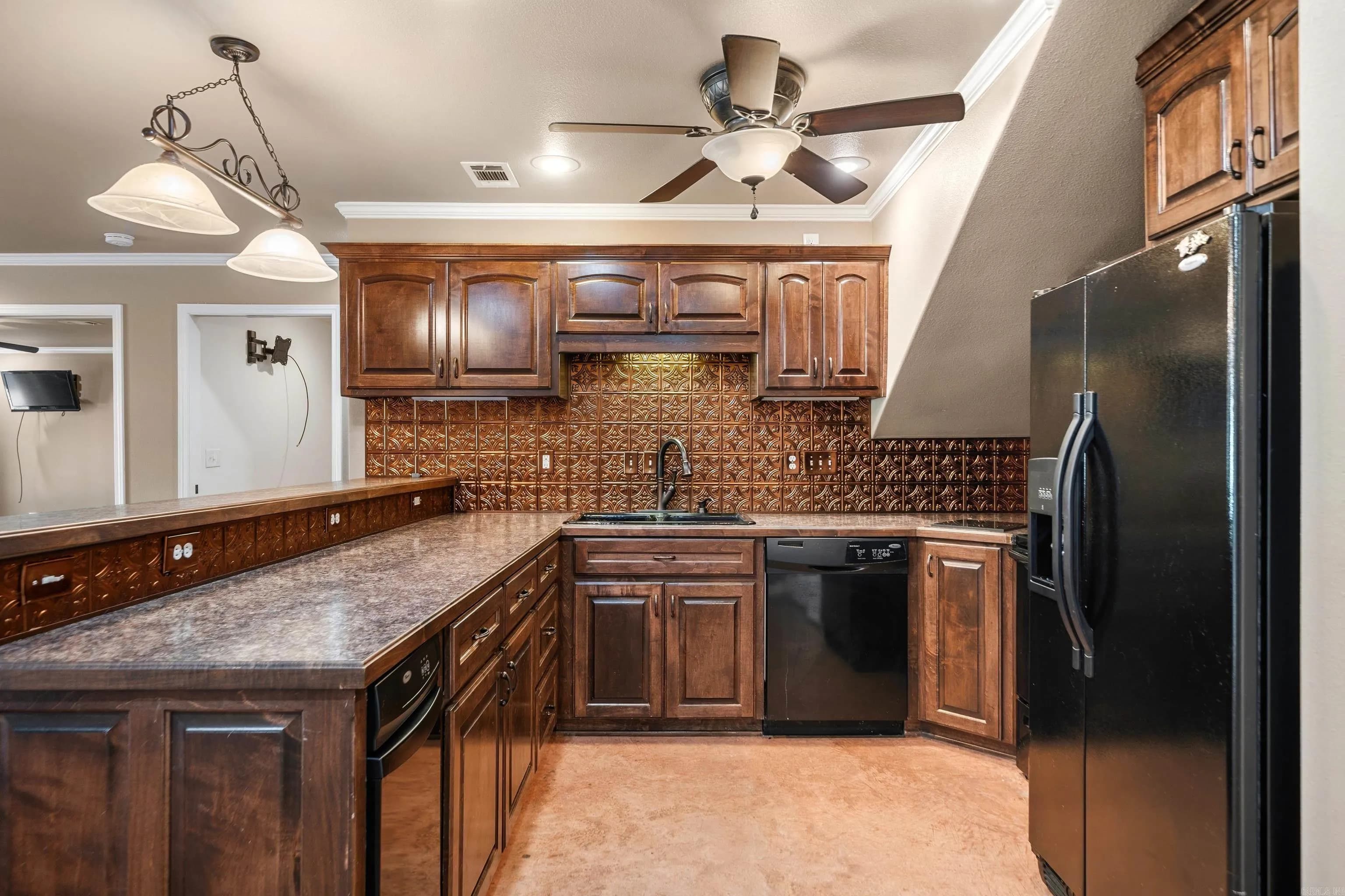 Property at 140  Tanglewood - Image 26
