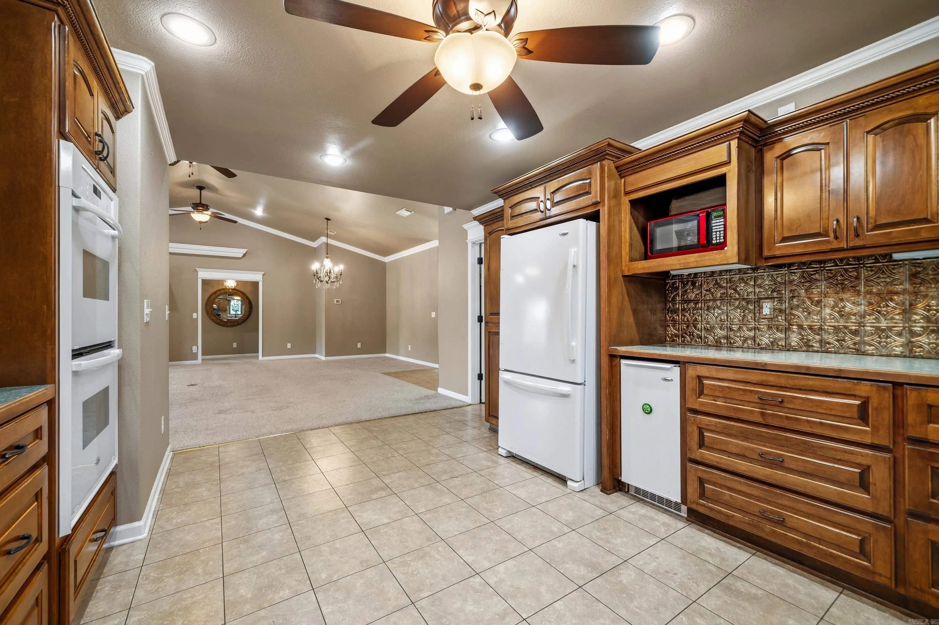 Property at 140  Tanglewood - Image 23