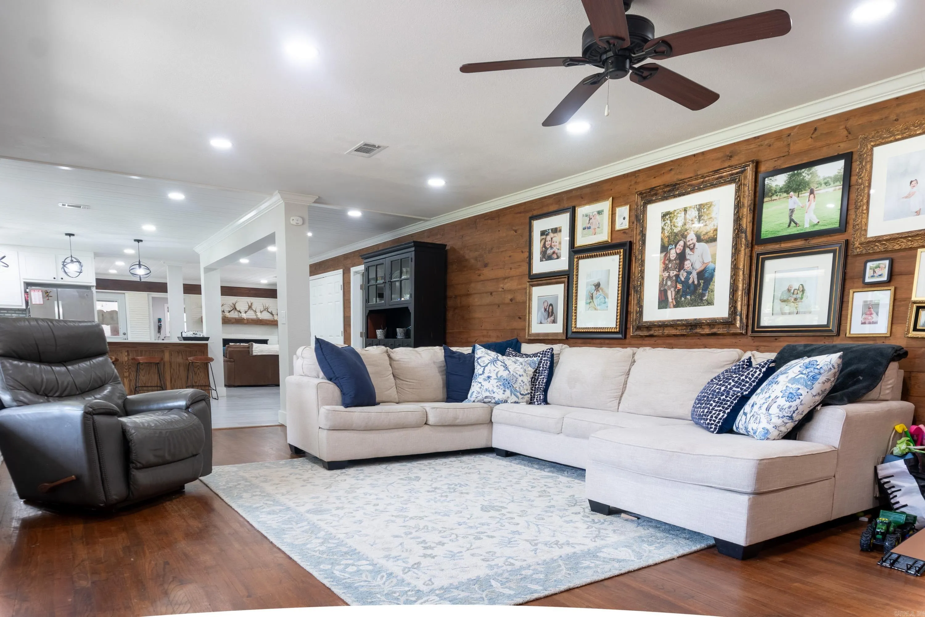 Property at 402 W Hoyle - Image 3