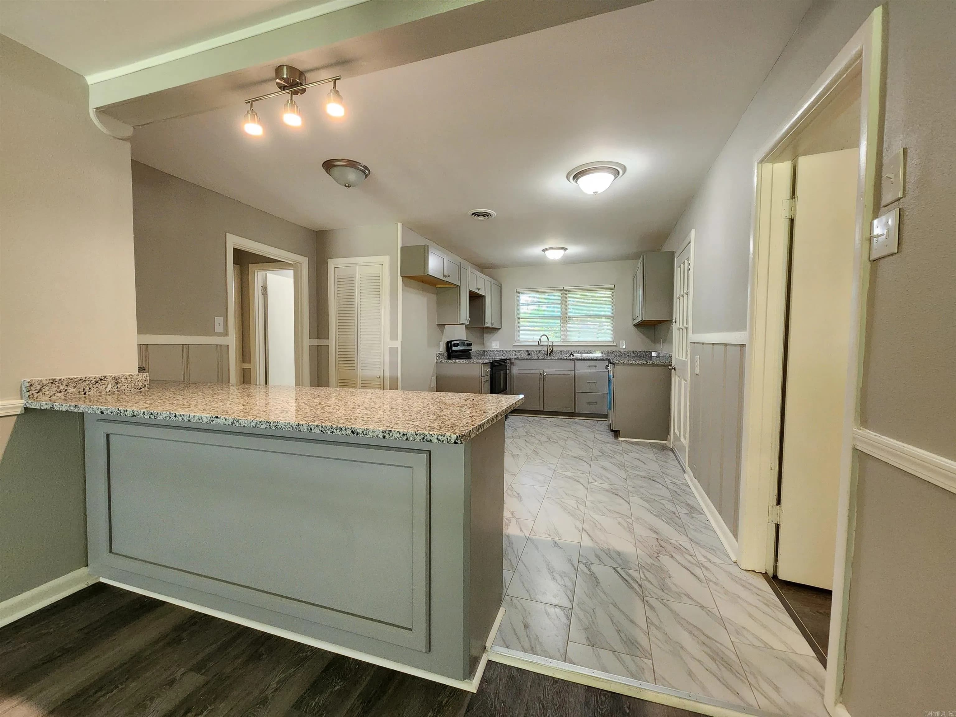 Property at 1005  Thompson - Image 11