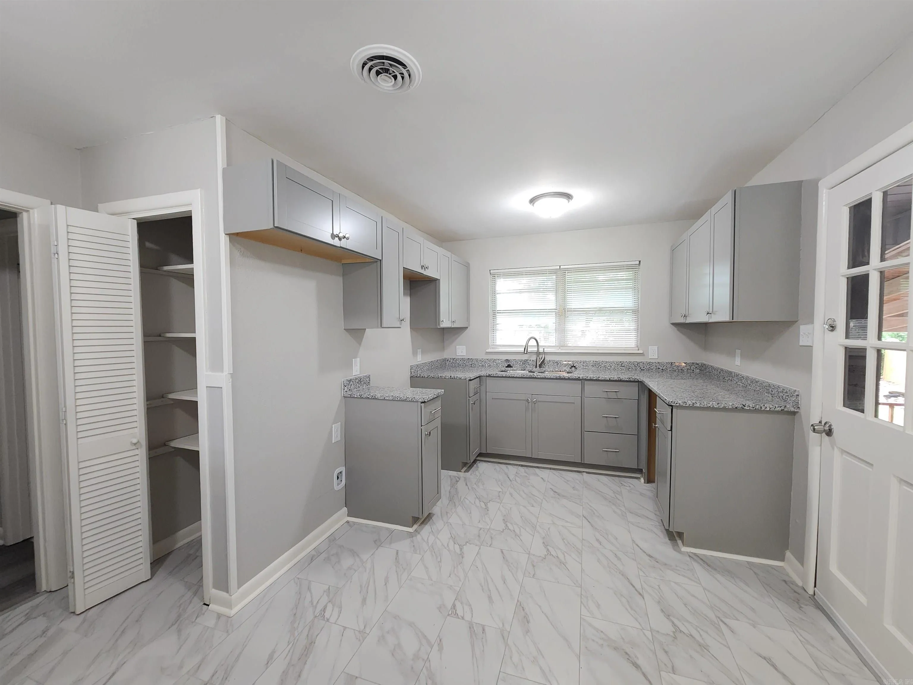 Property at 1005  Thompson - Image 13