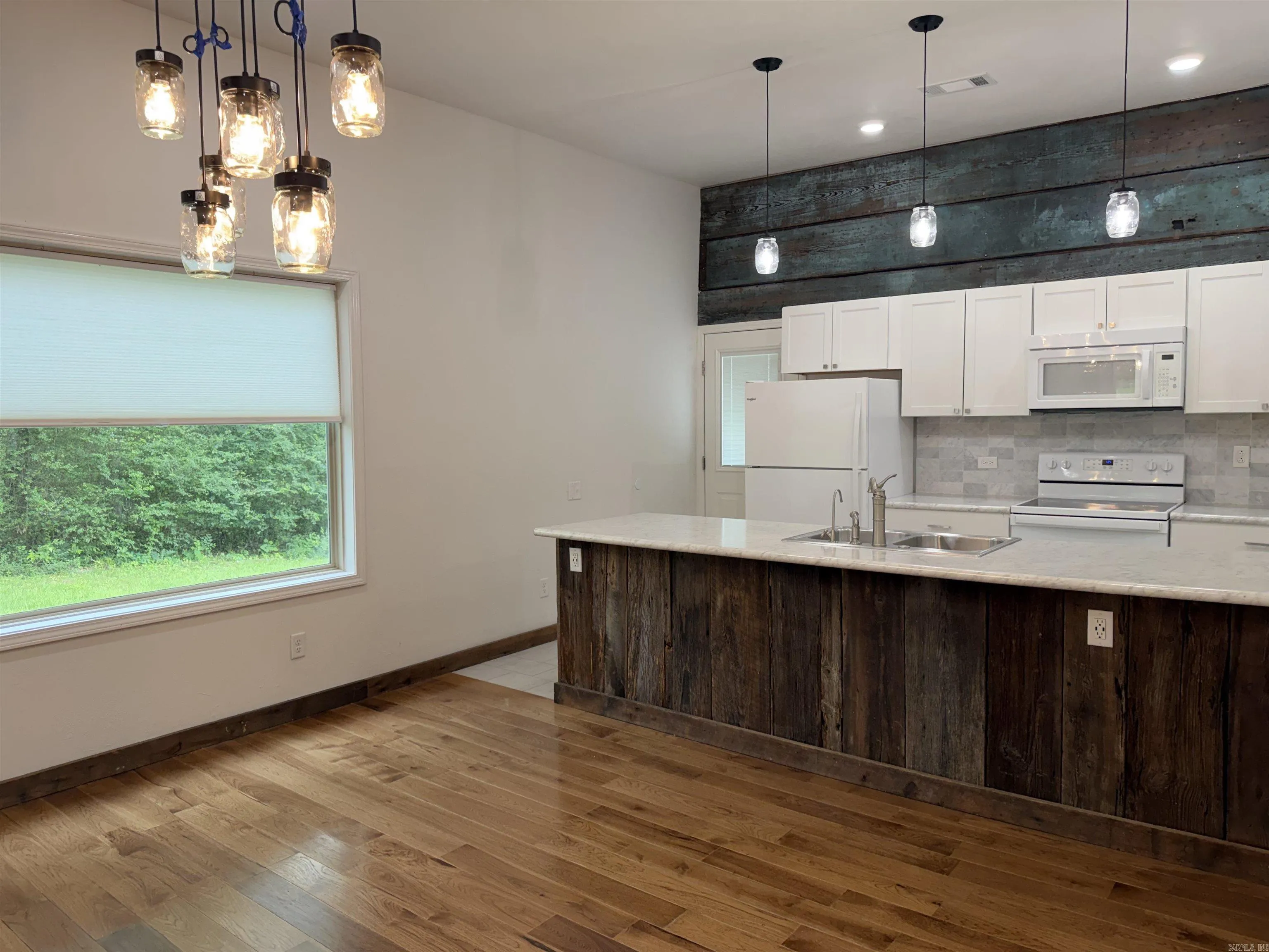 Property at 405 N Broadway - Image 11