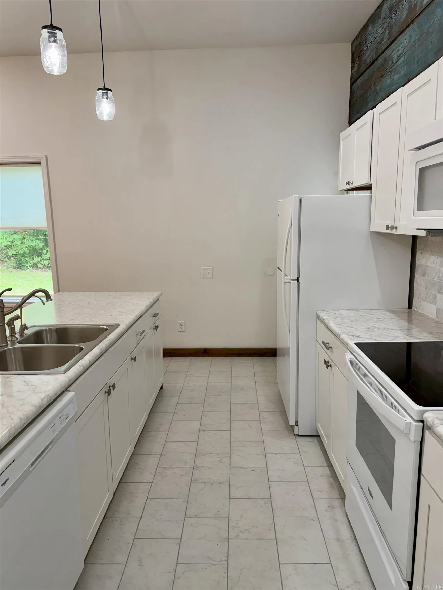 Property at 405 N Broadway - Image 13