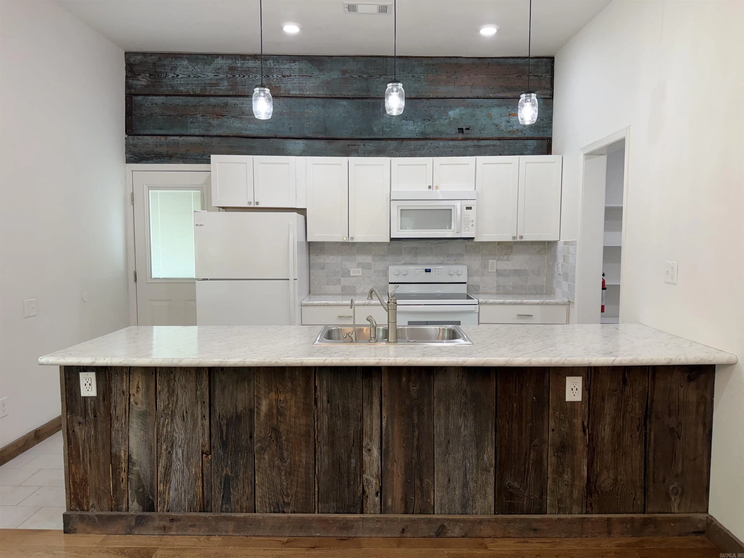 Property at 405 N Broadway - Image 8
