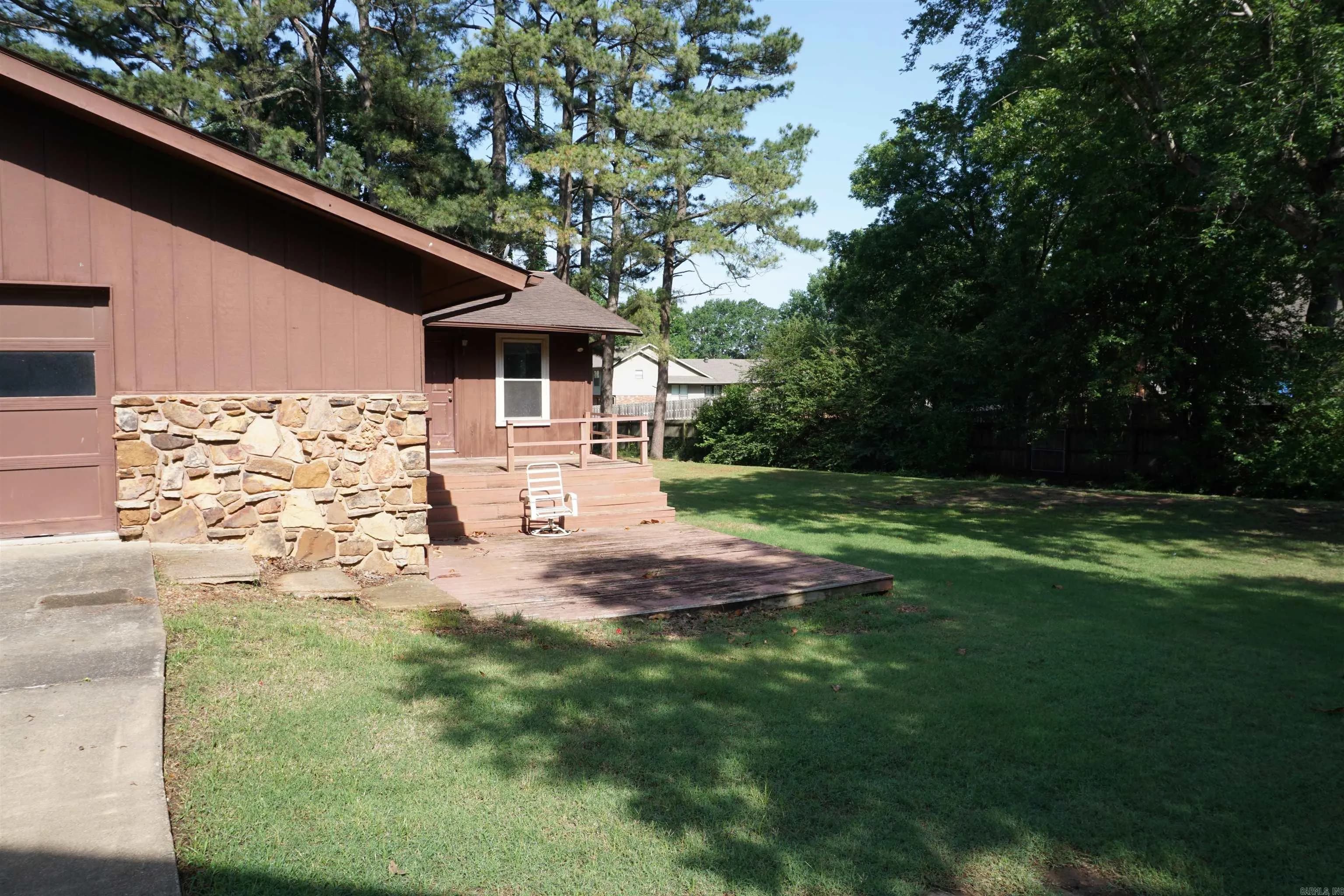 Property at 100 E Stroud - Image 6