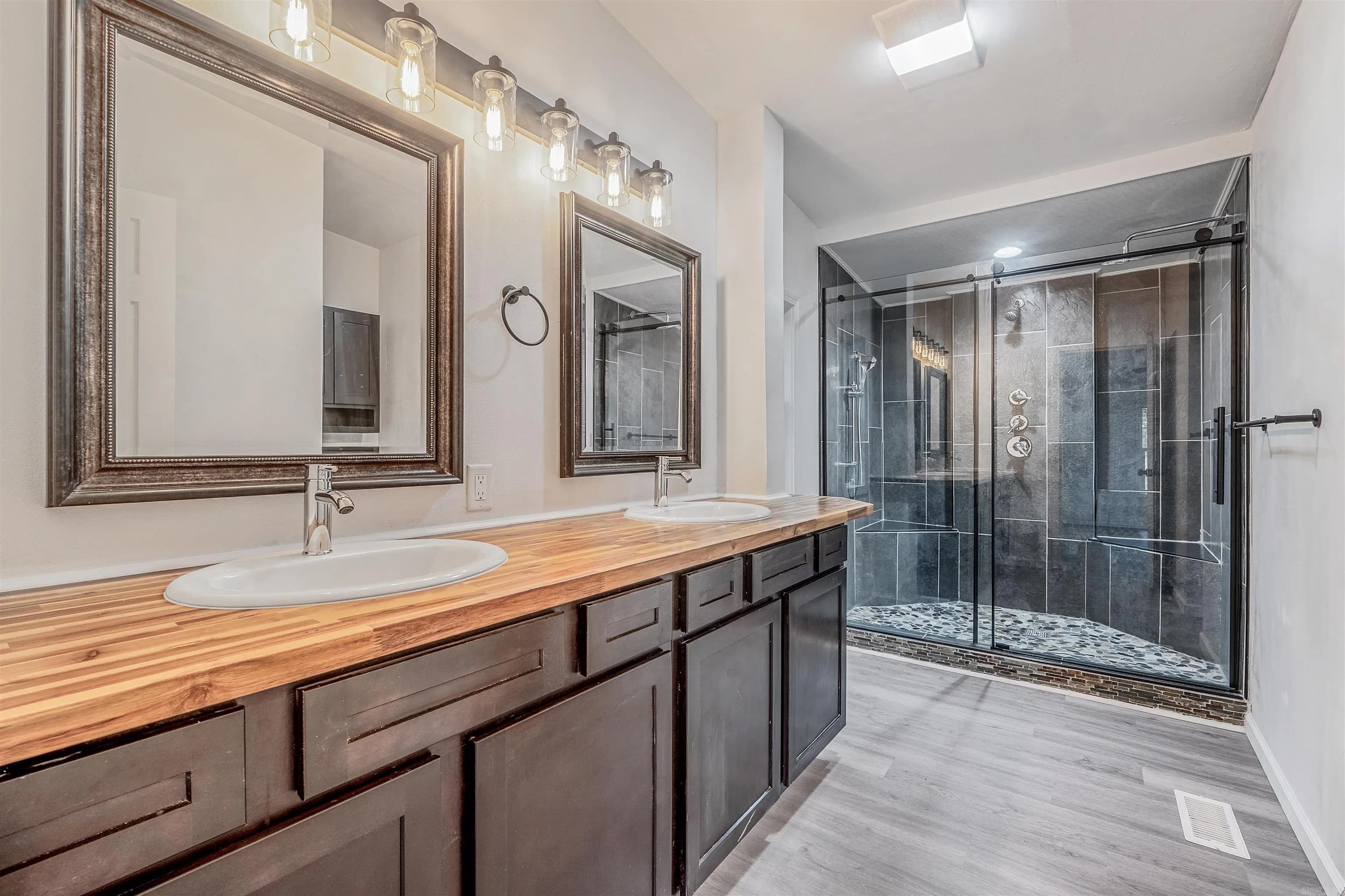 Property at 1320 W Justice - Image 27