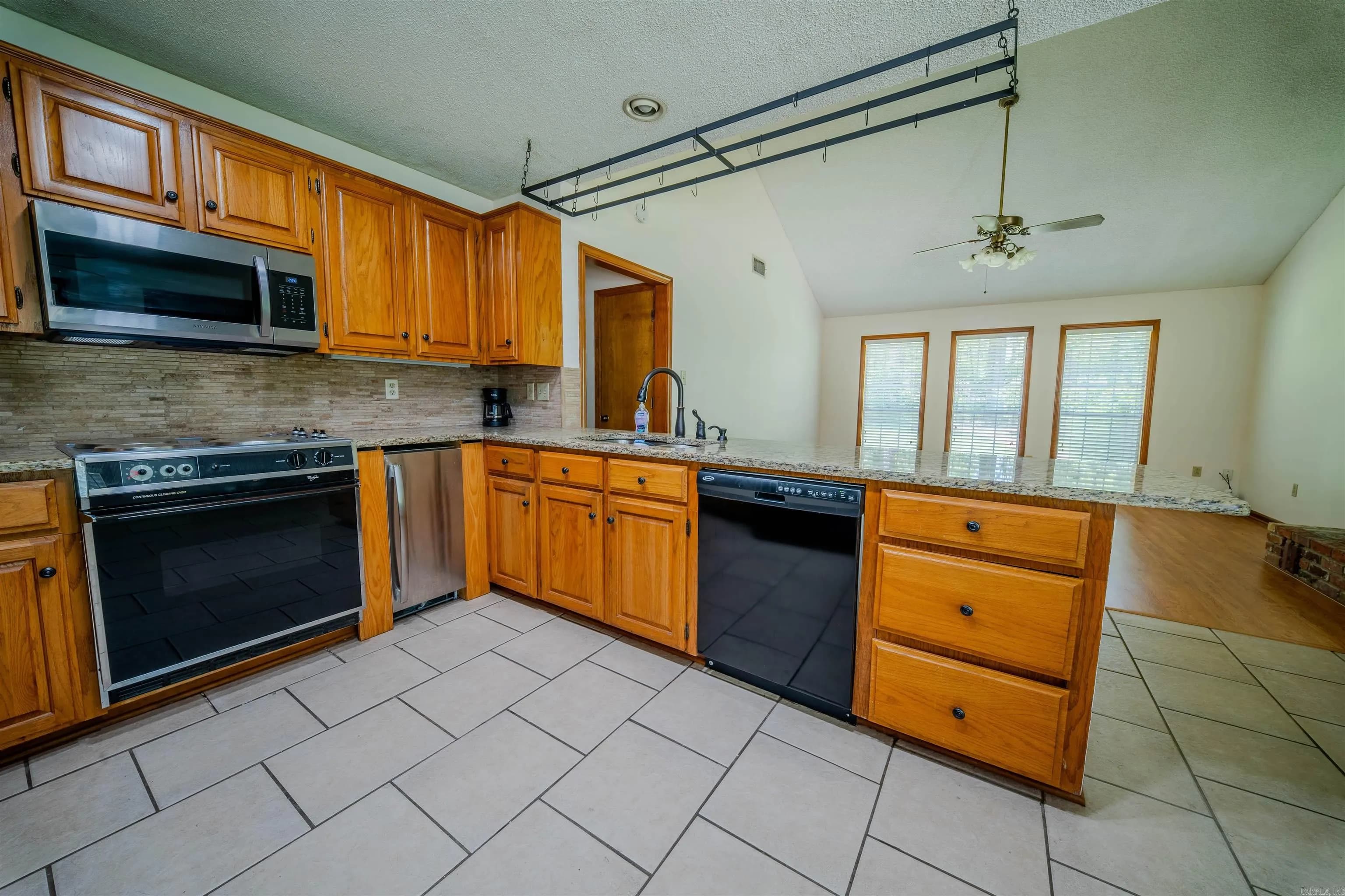Property at 1016  Oakridge - Image 14