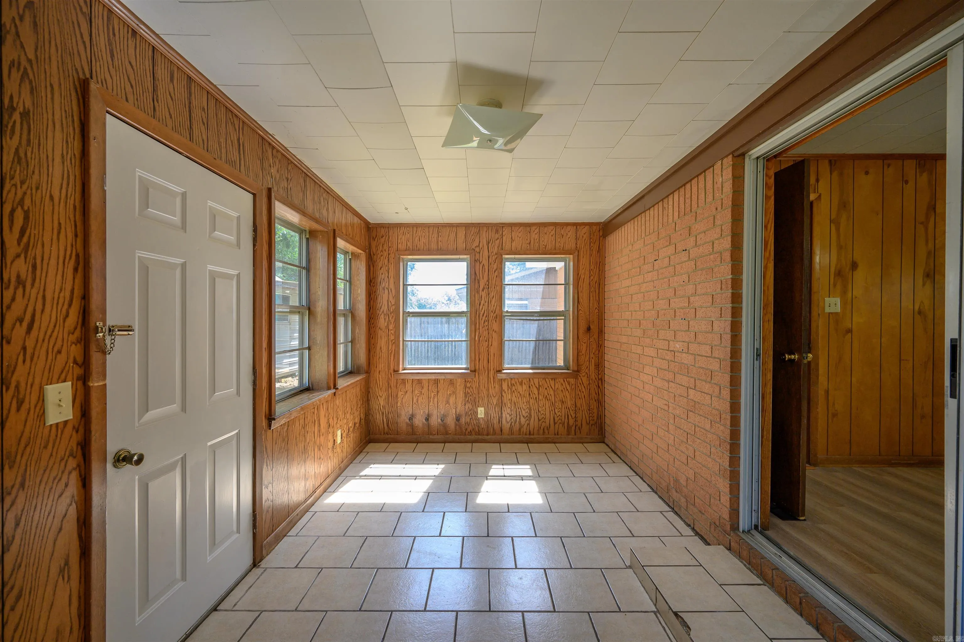 Property at 206  Union - Image 4