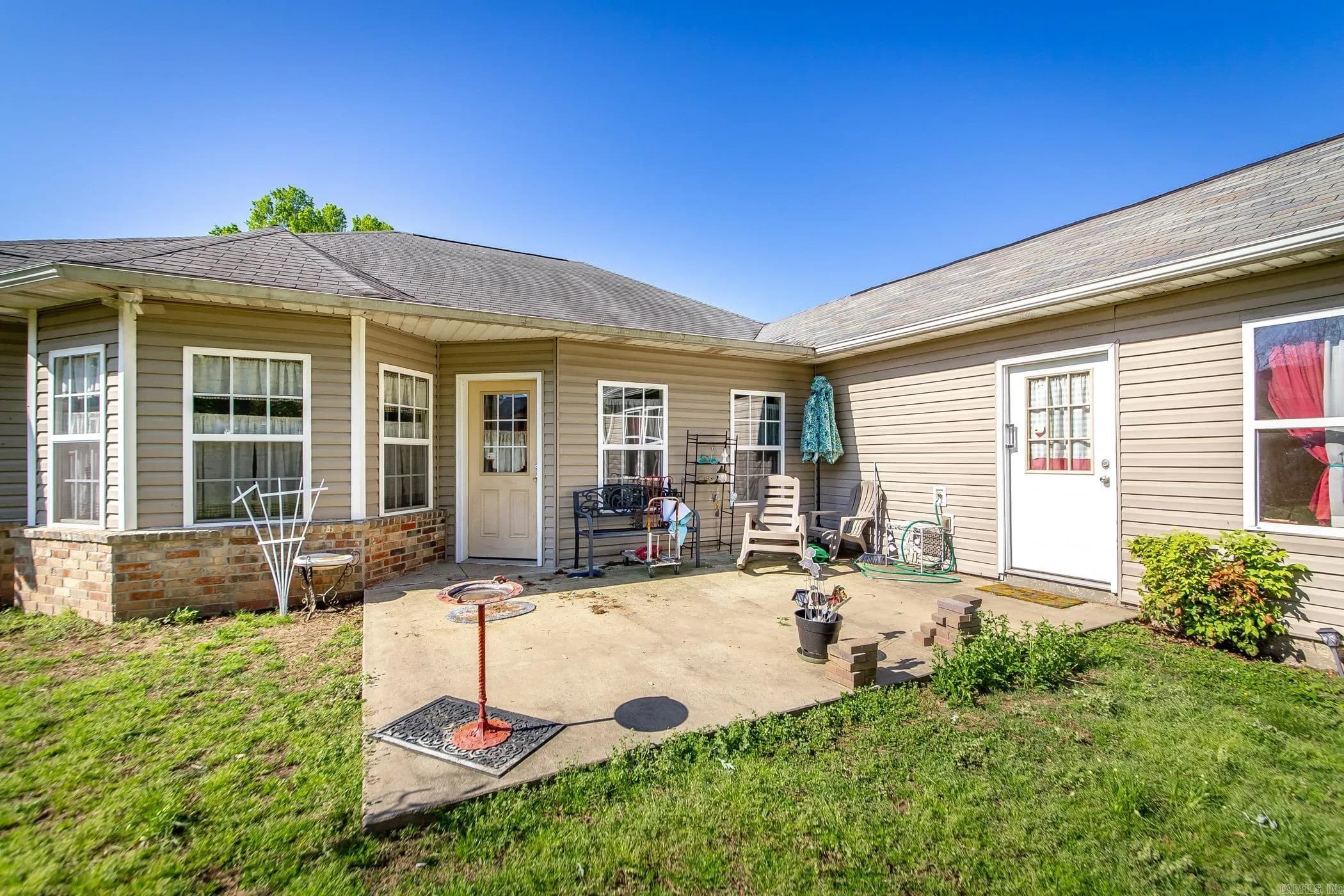 Property at 8  Cross - Image 4