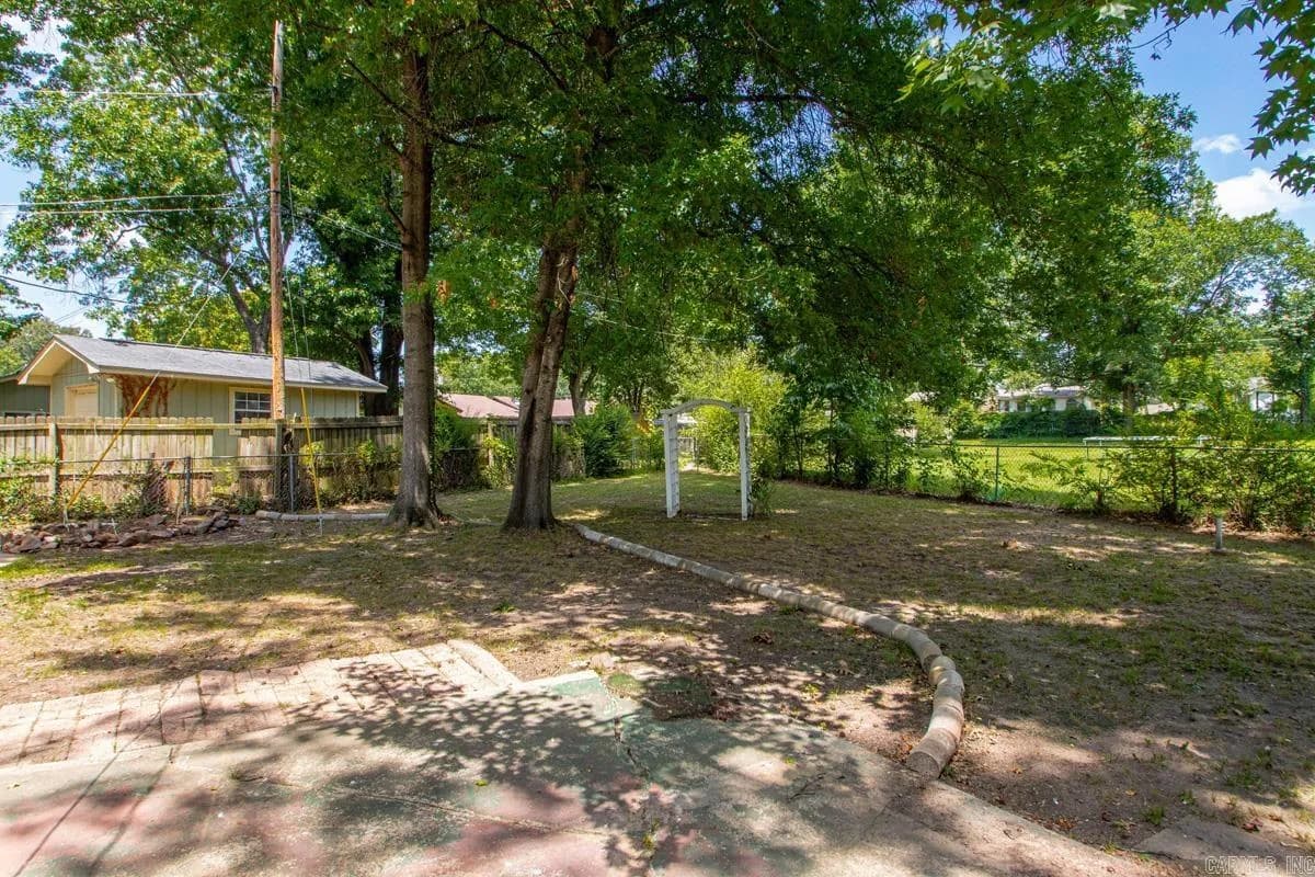 Property at 1025  Oakhurst - Image 31