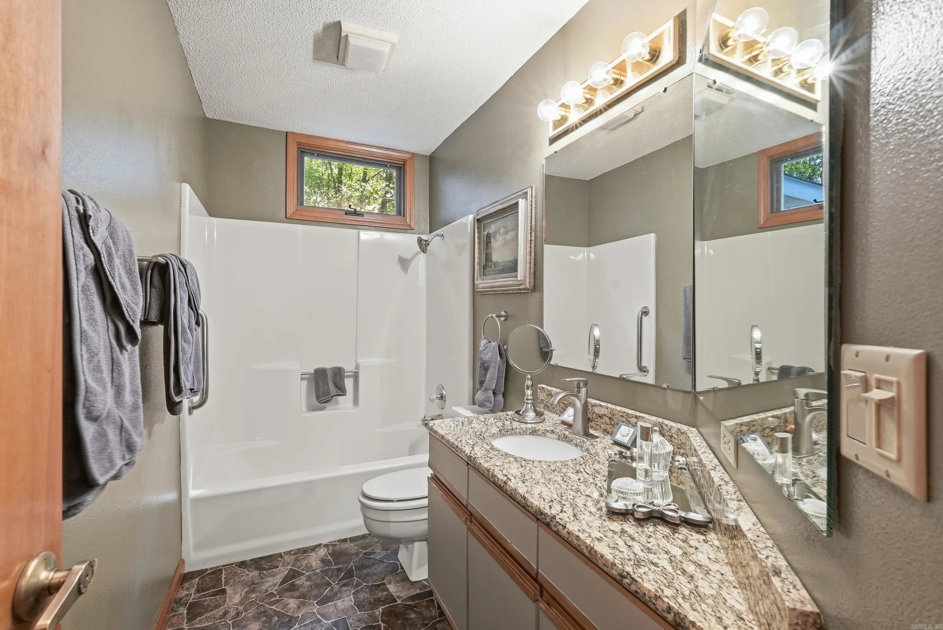 Property at 106  Dahlia - Image 29