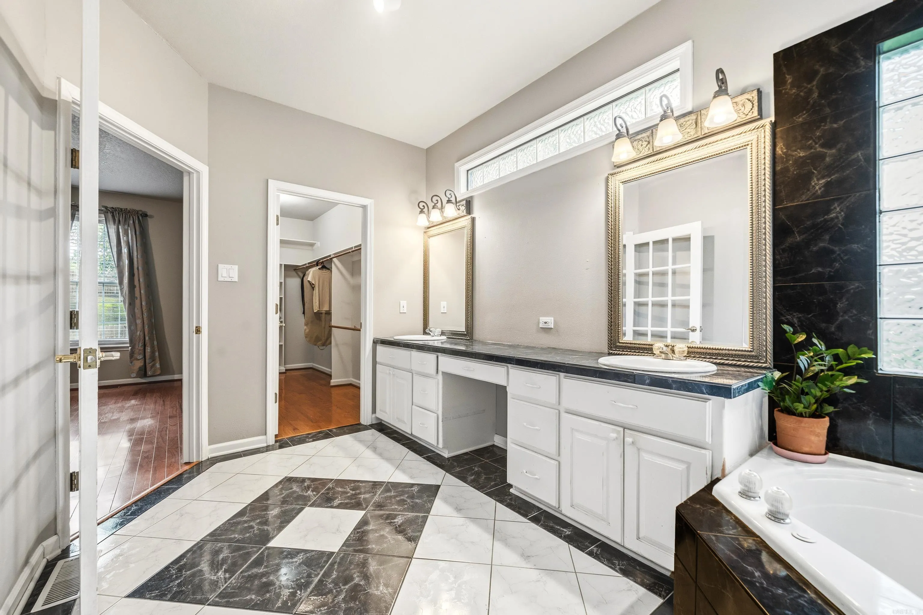 Property at 404  Peninsula - Image 18