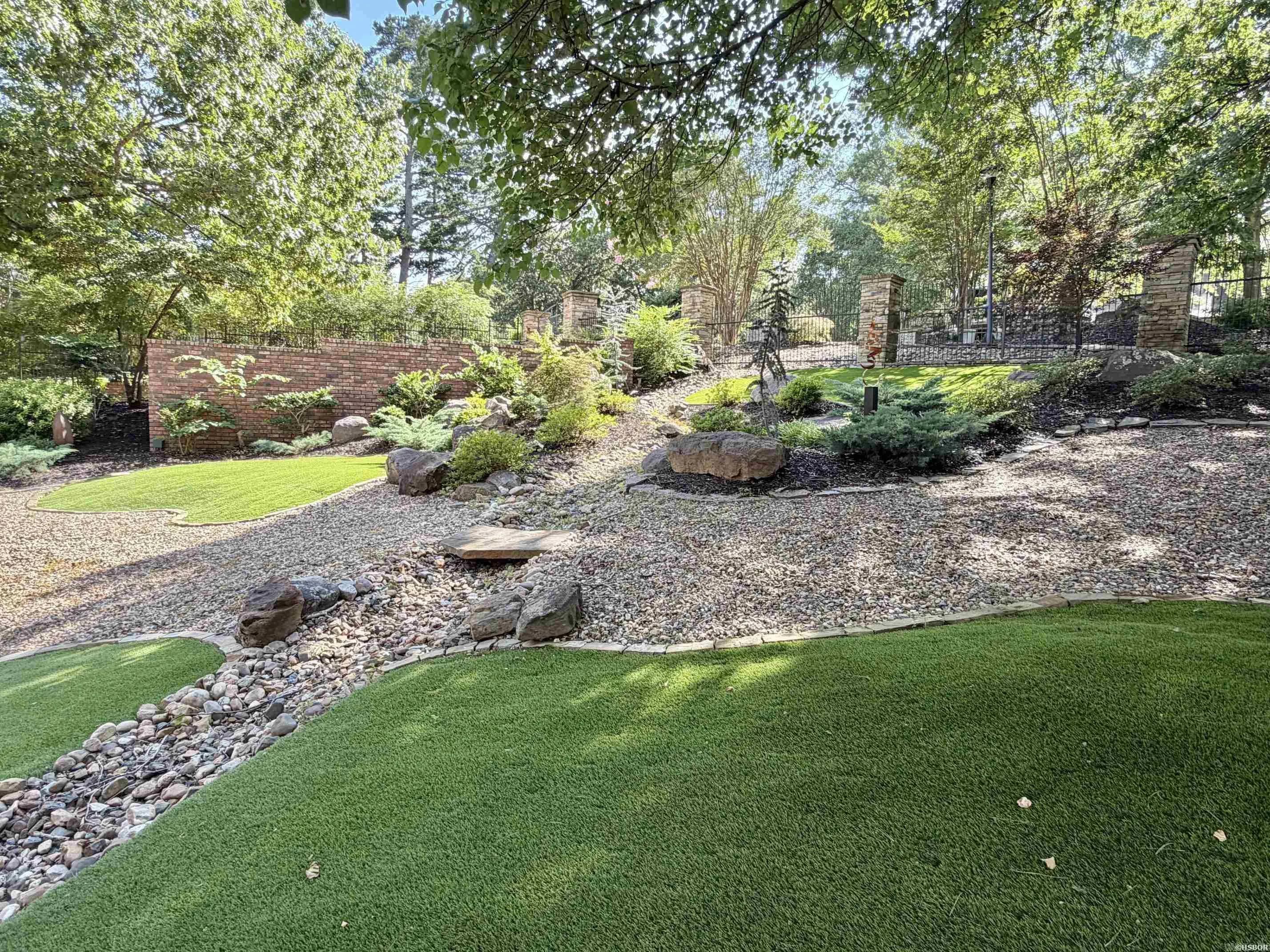 Property at 110  Catalpa - Image 9