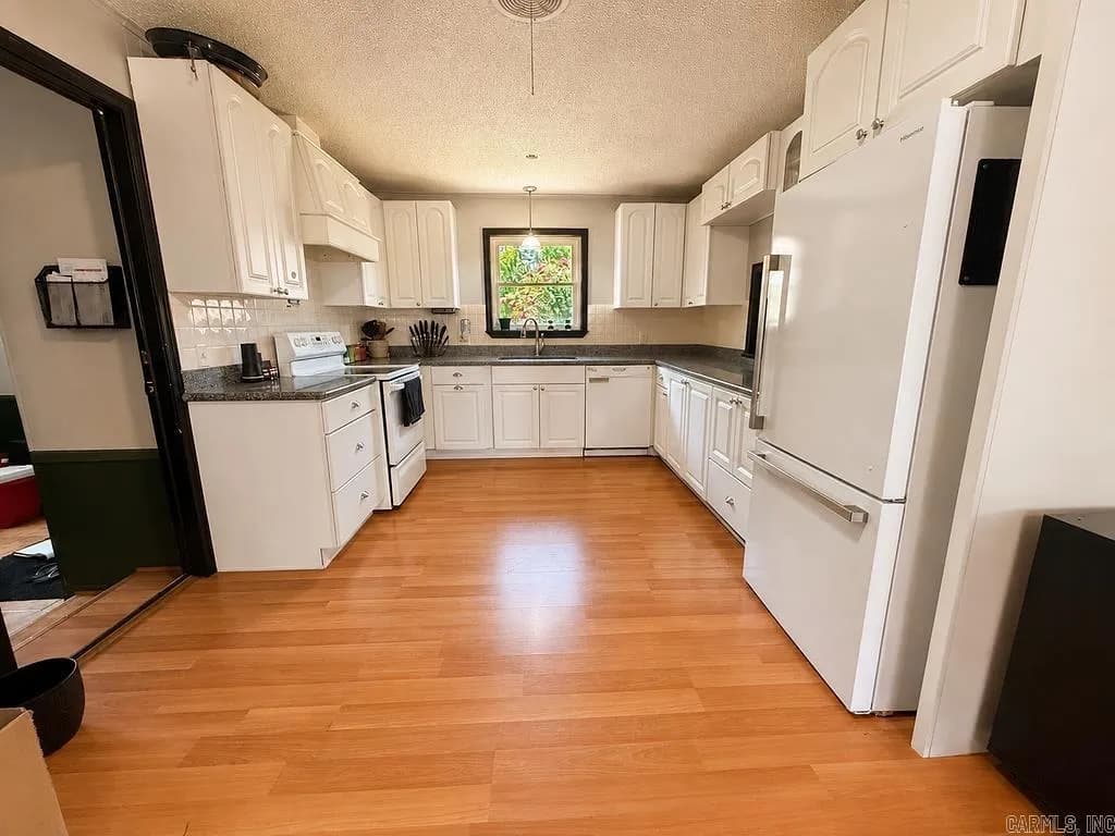Property at 417 W 9th - Image 10