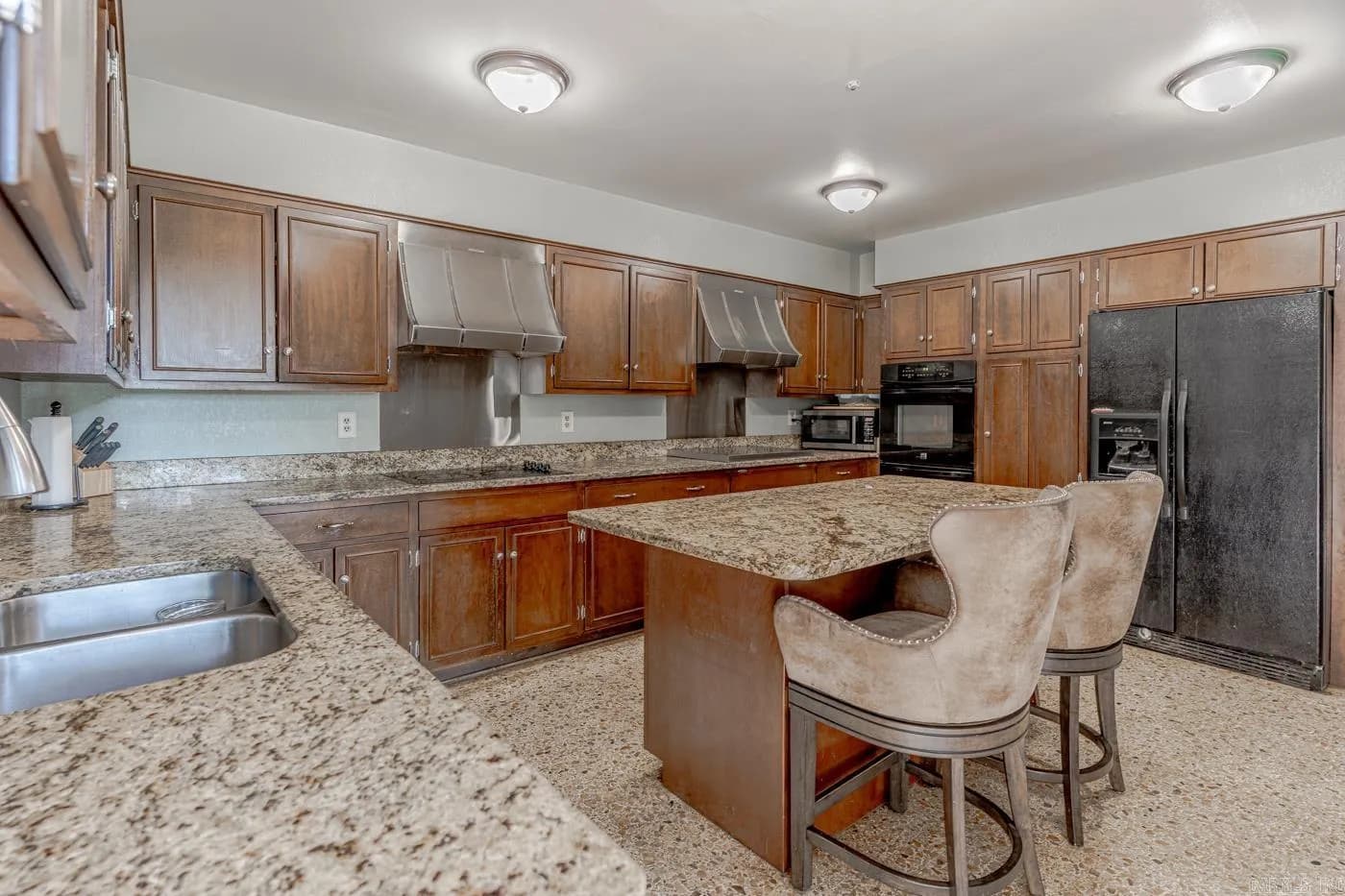 Property at 12  Meadowbrook - Image 15