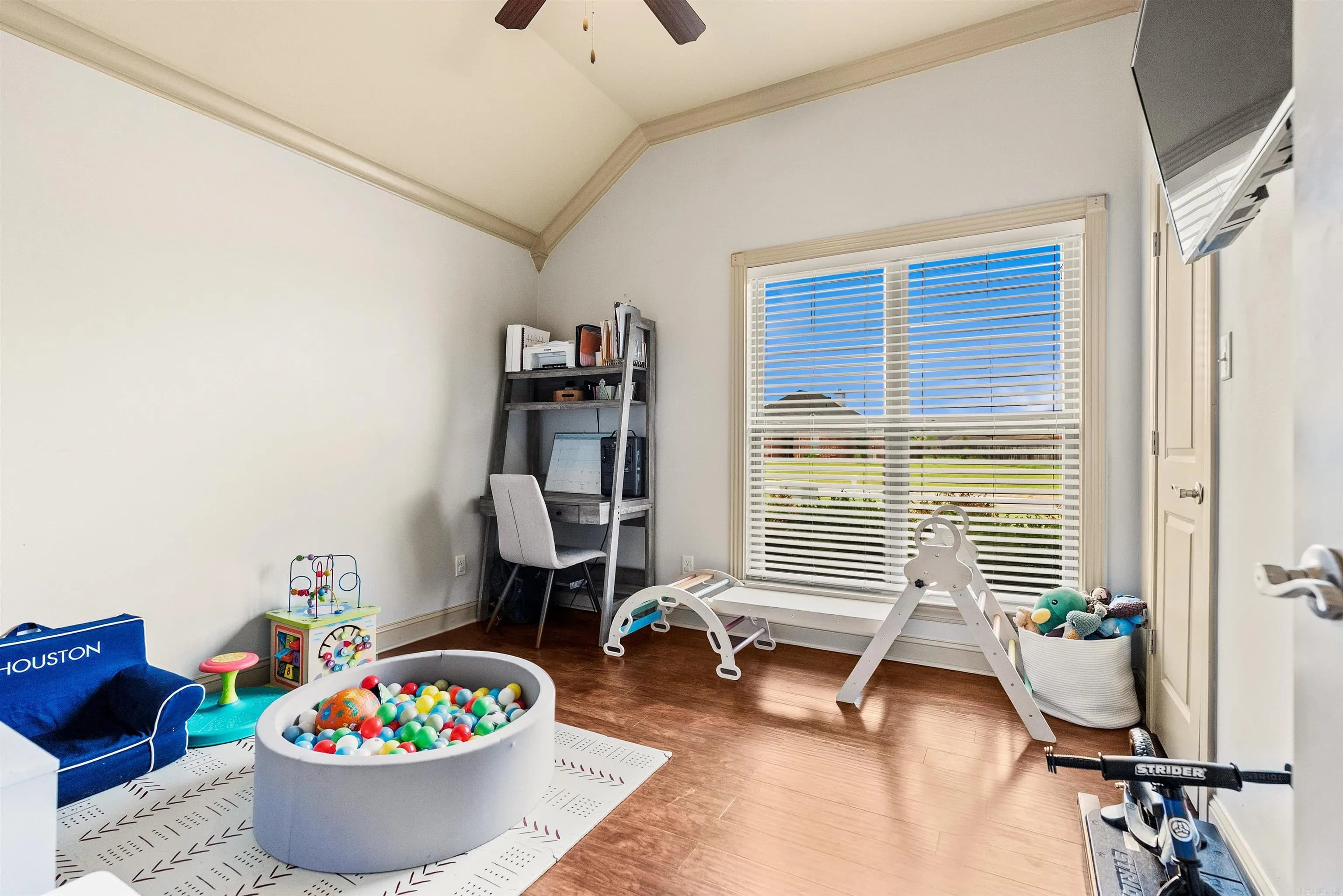 Property at 105  Chambery - Image 35