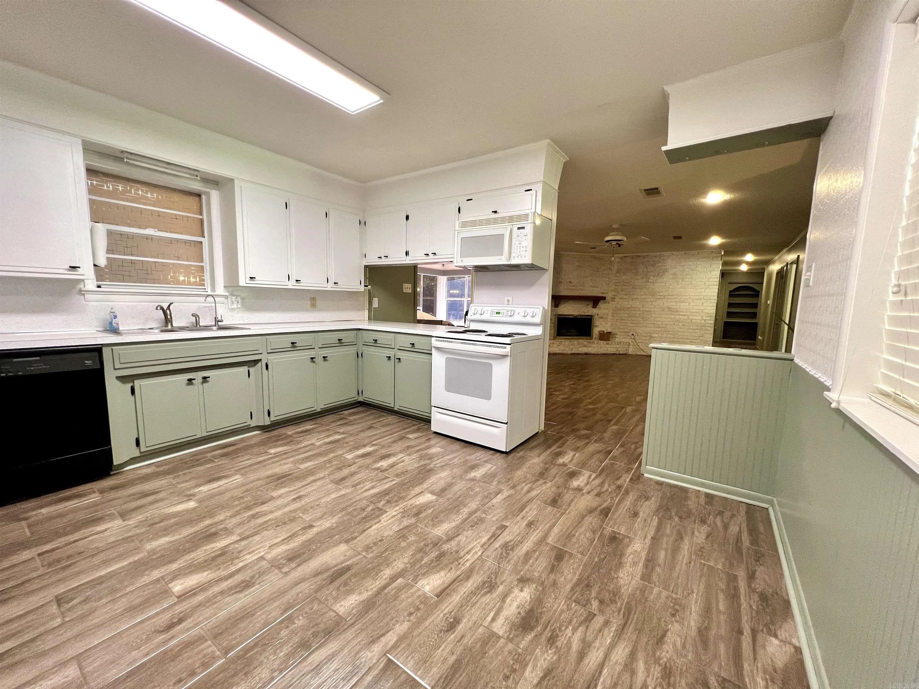 Property at 1350  Lee - Image 13