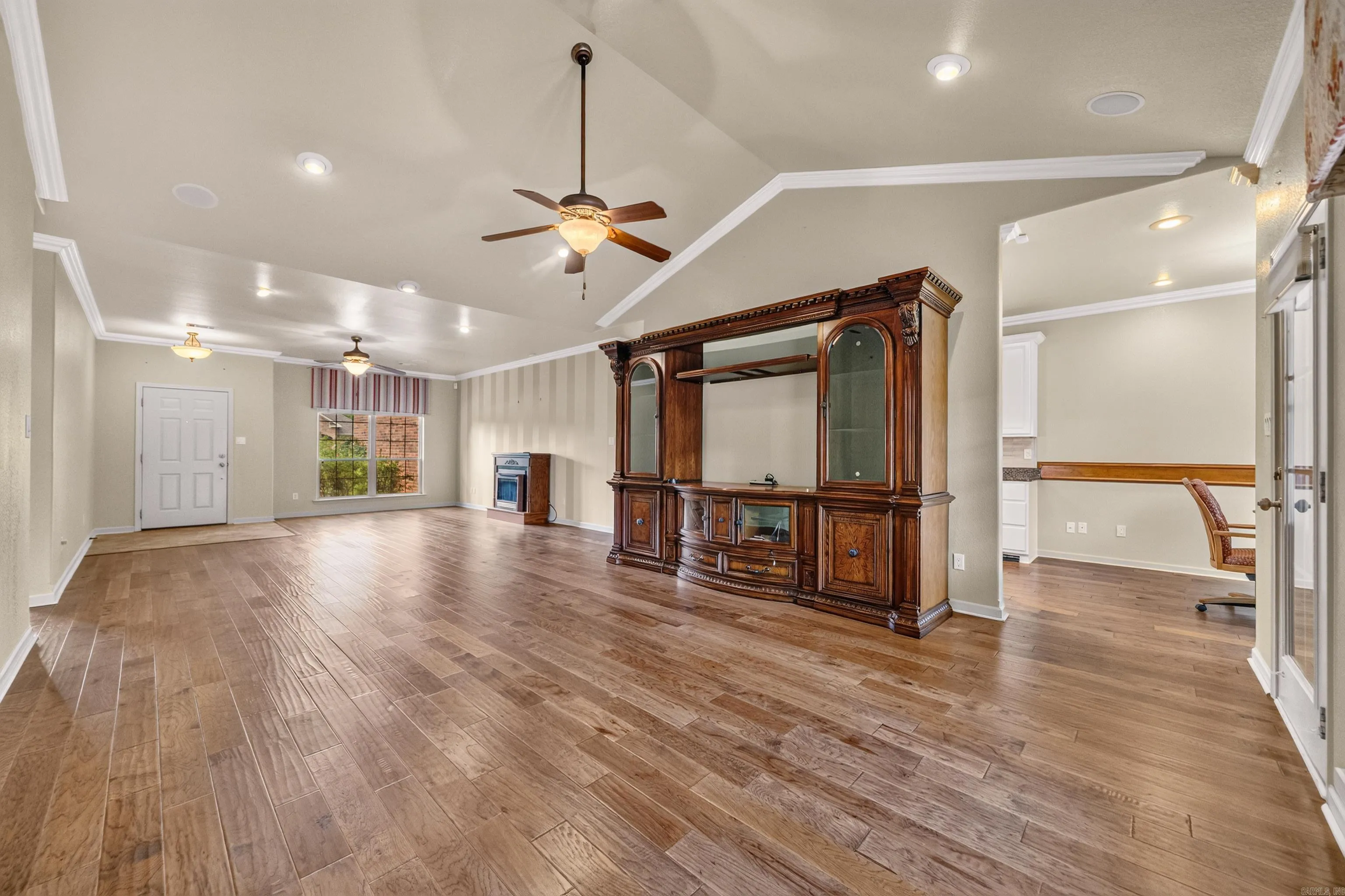 Property at 403  Willowbend - Image 6