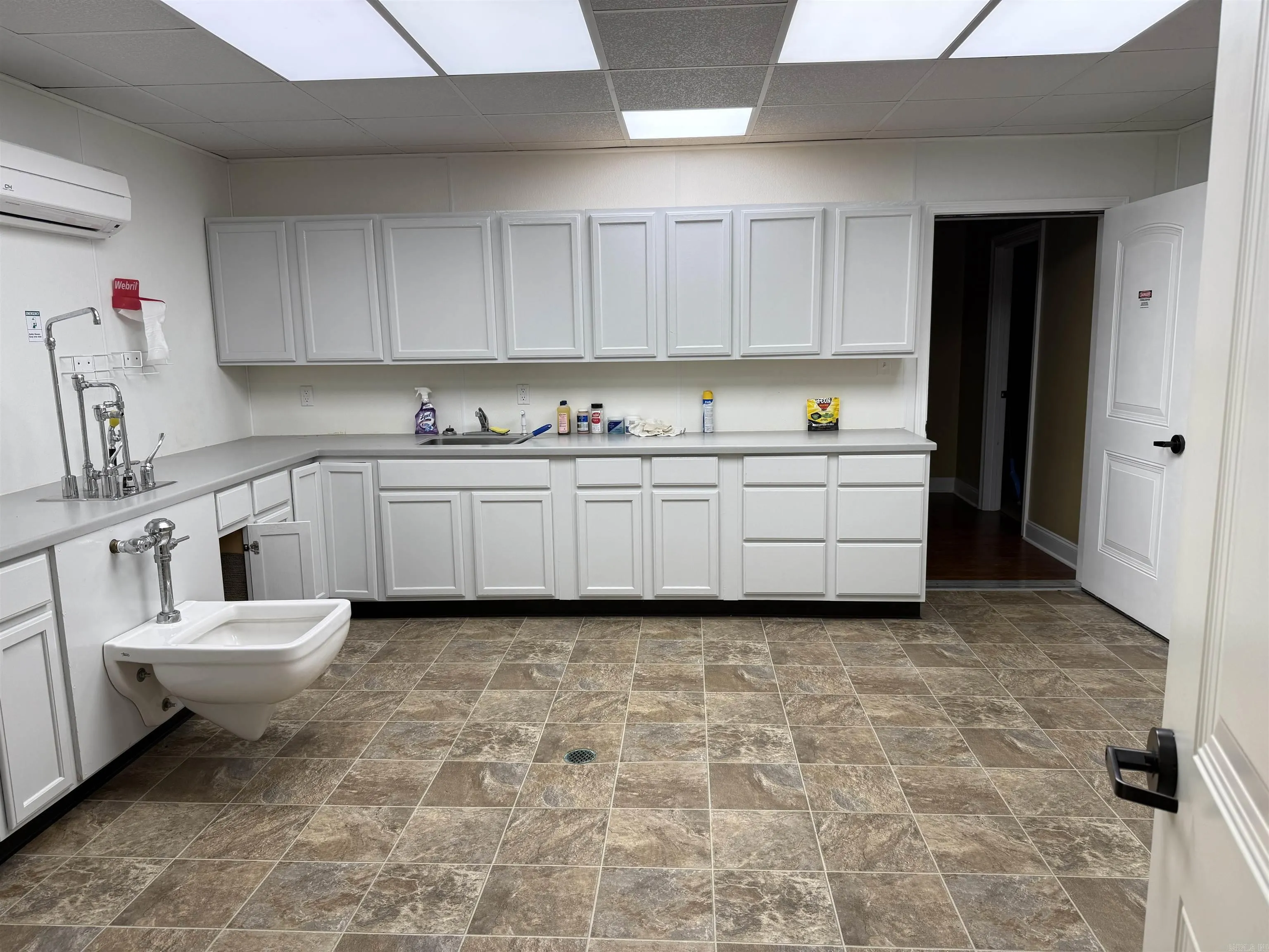 Property at 830 S Terminal - Image 6