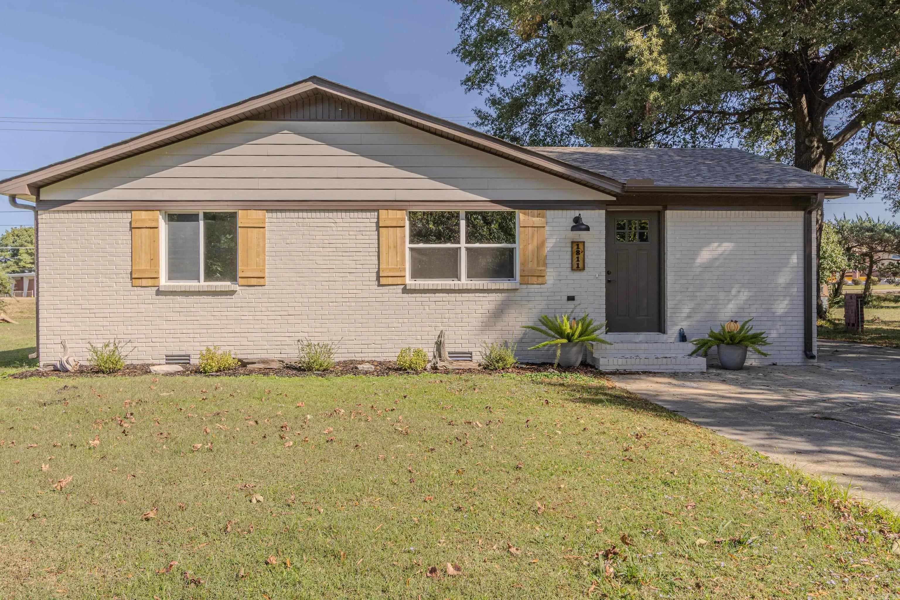 Property at 1811  Magnolia - Image 1