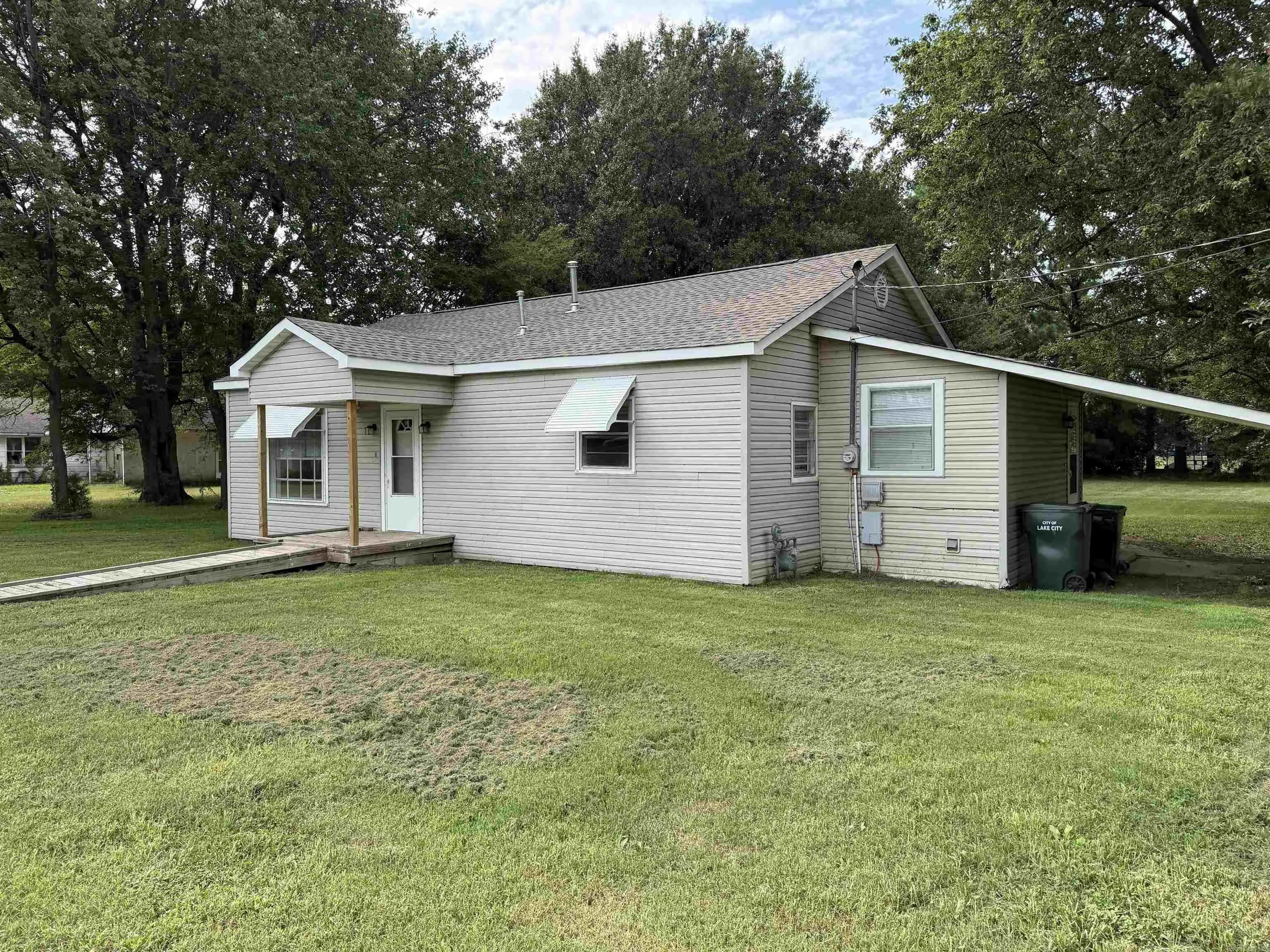 Property at 404  Elm - Image 10
