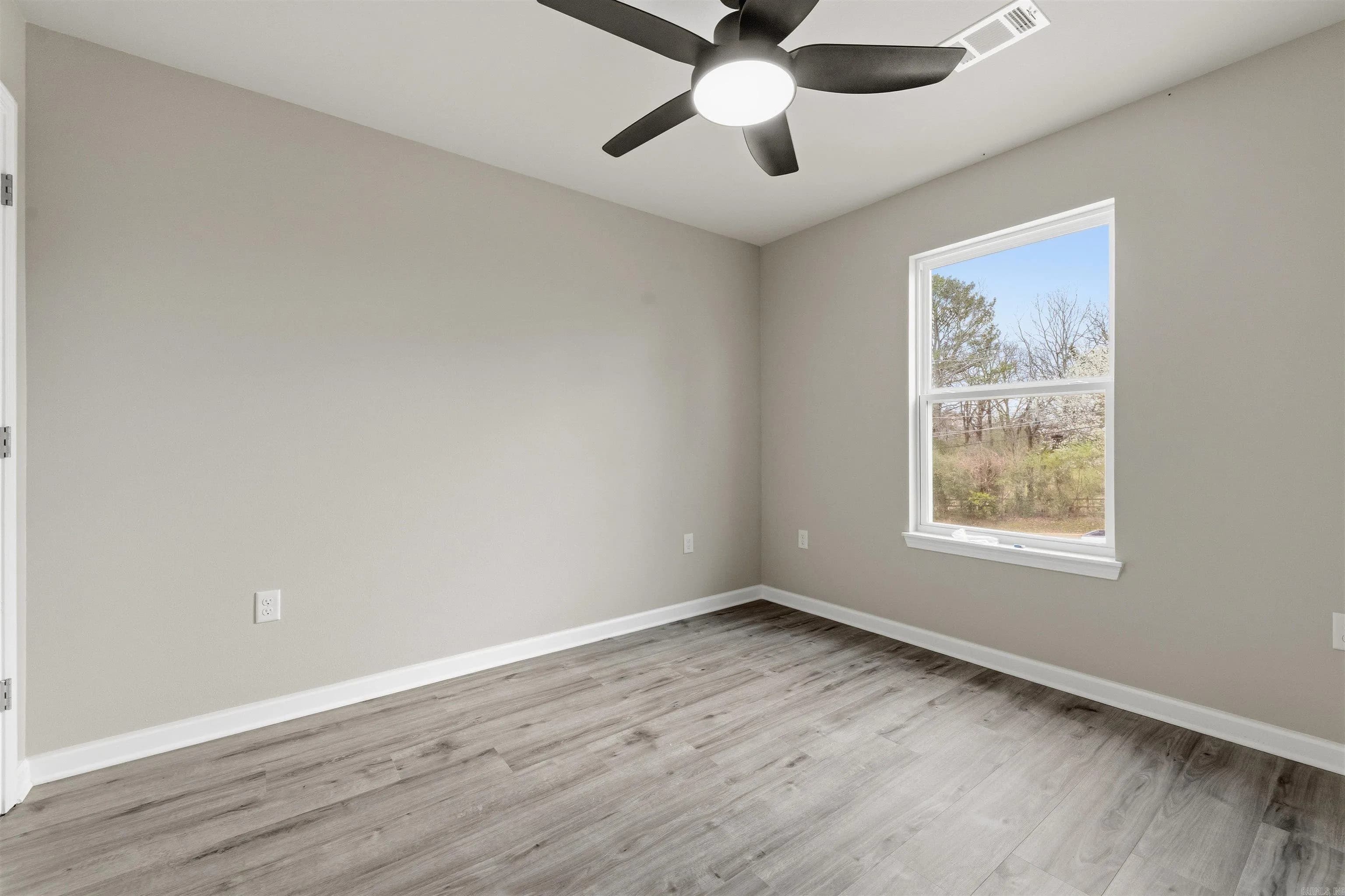 Property at 617 W Kiehl ave  617 W Kiehl - Image 25