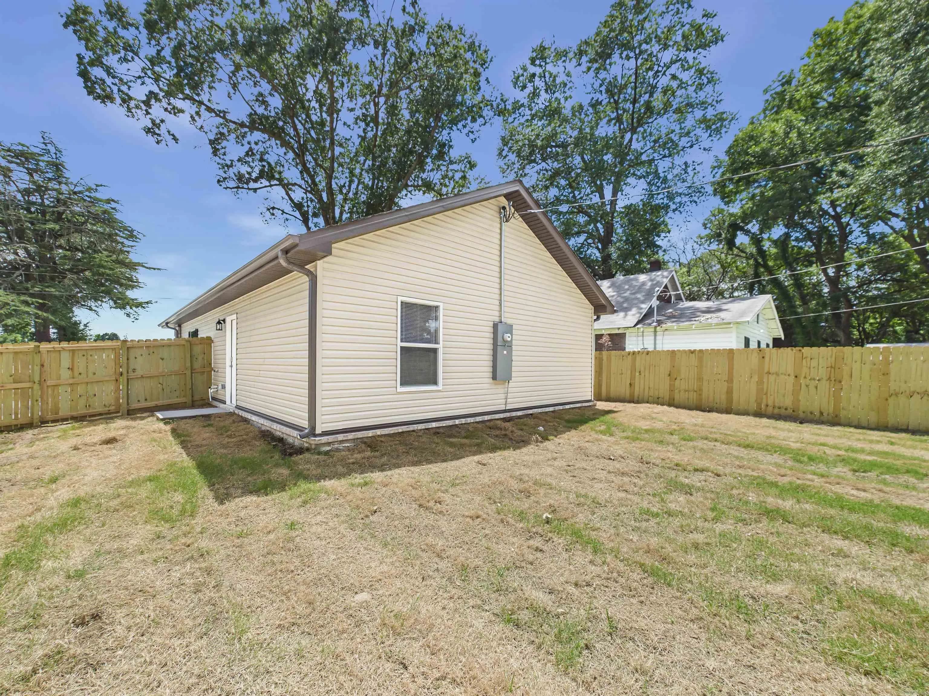 Property at 2221.5 E Washington - Image 10