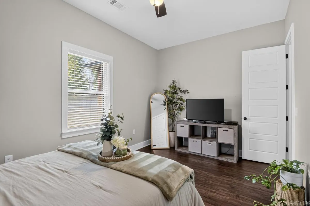 Property at 877  Oak forest - Image 28