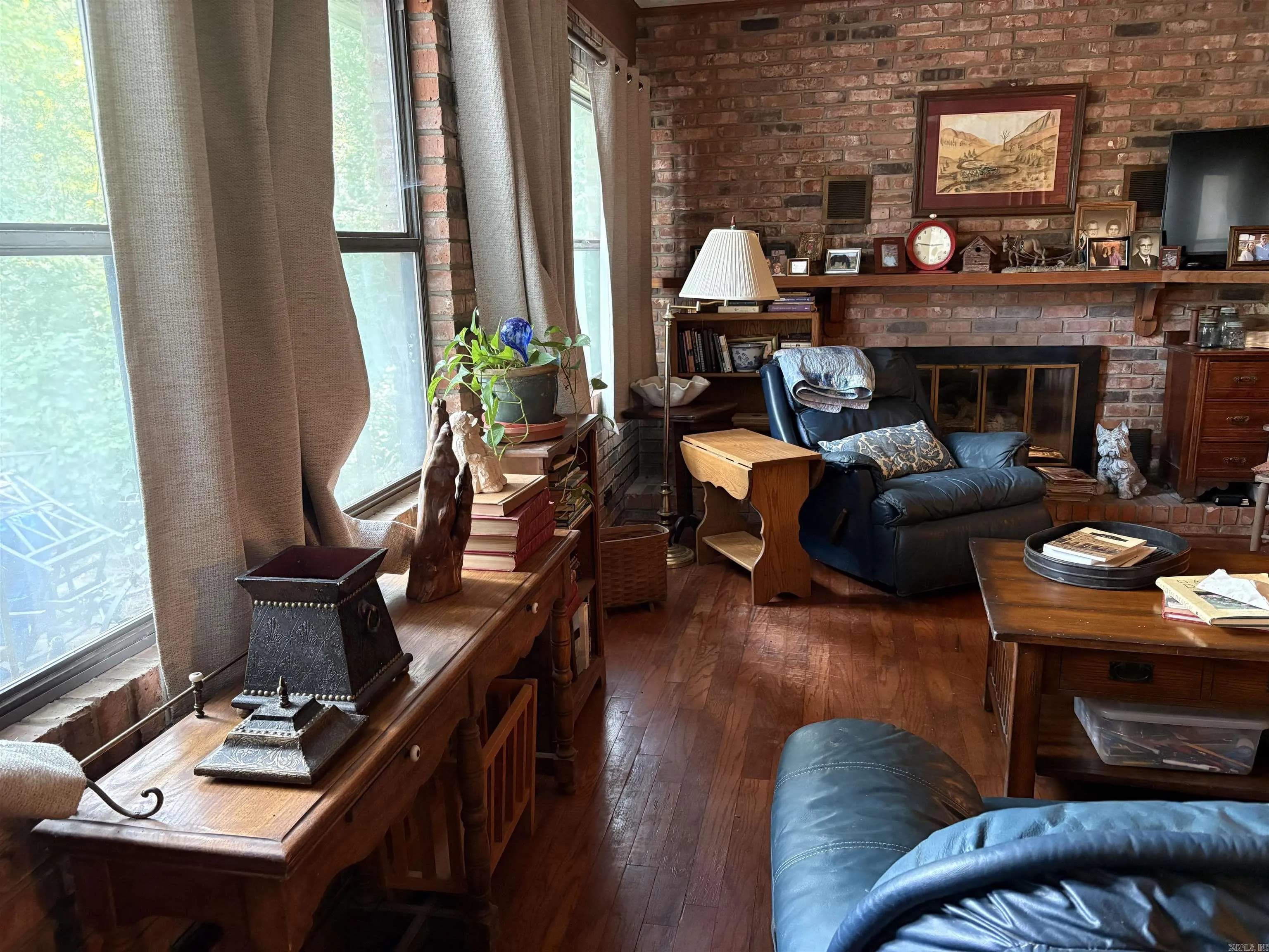 Property at 910  Sunnyhill - Image 7