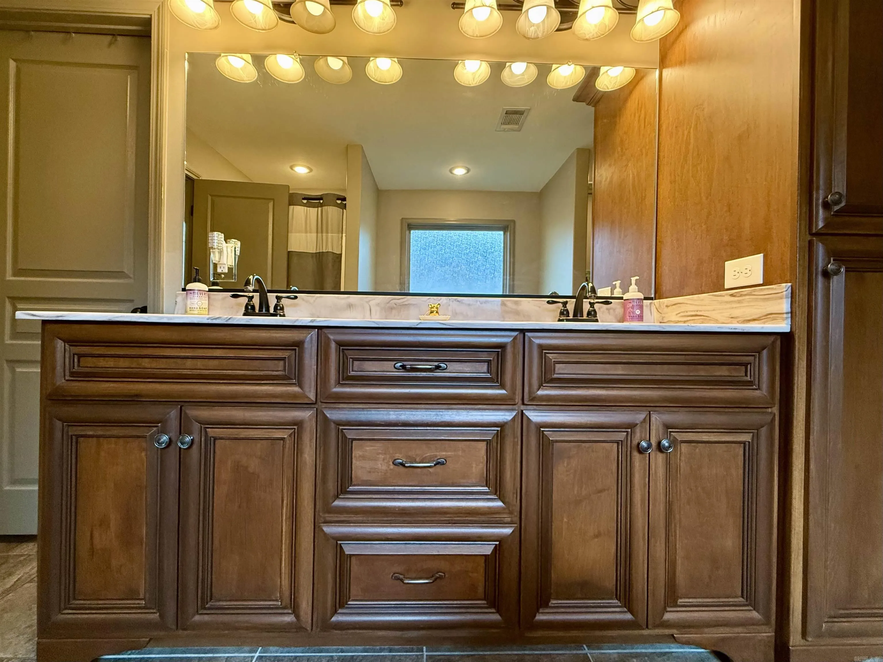 Property at 1807  Austin - Image 15