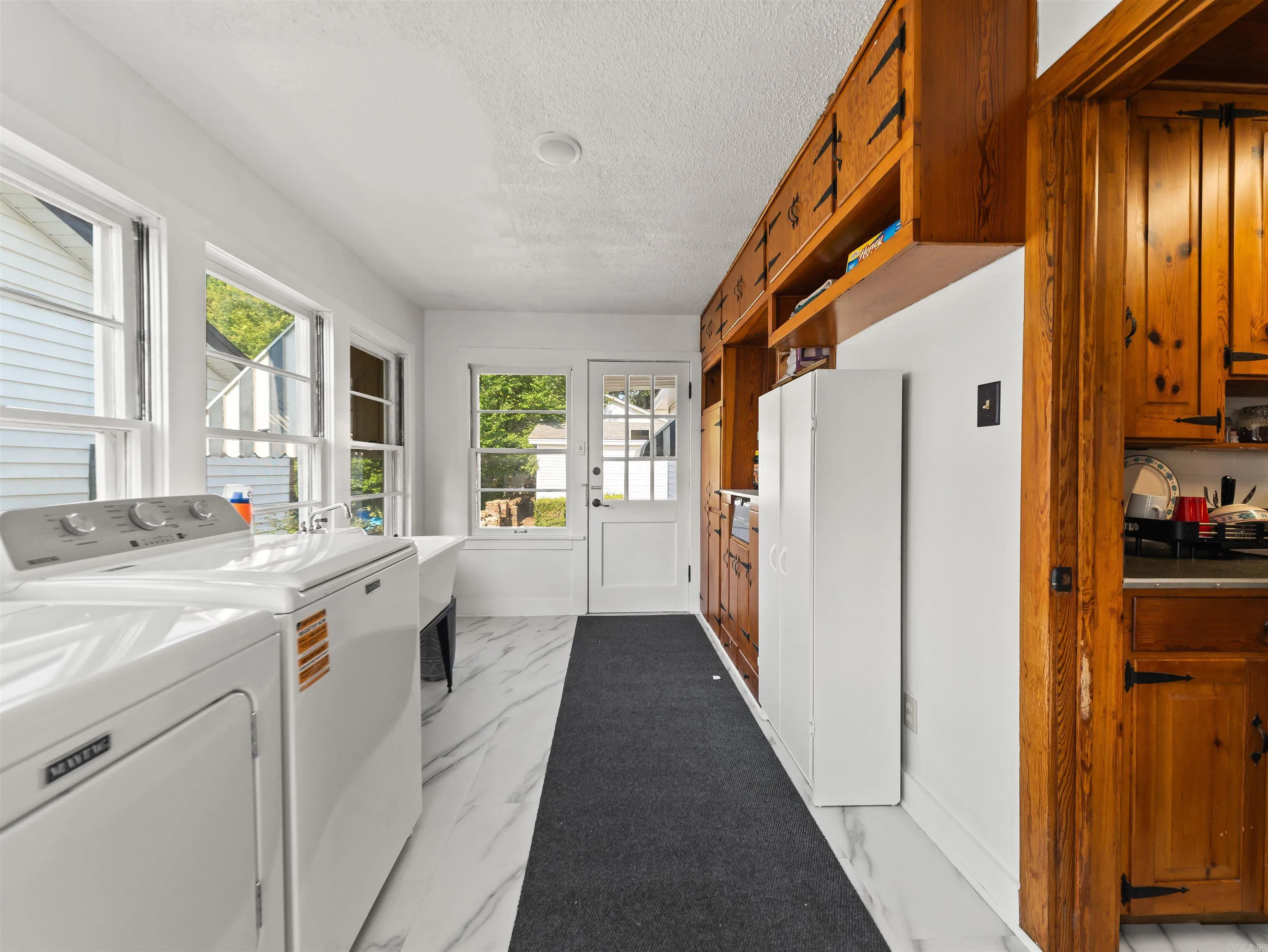 Property at 400  Summer - Image 17