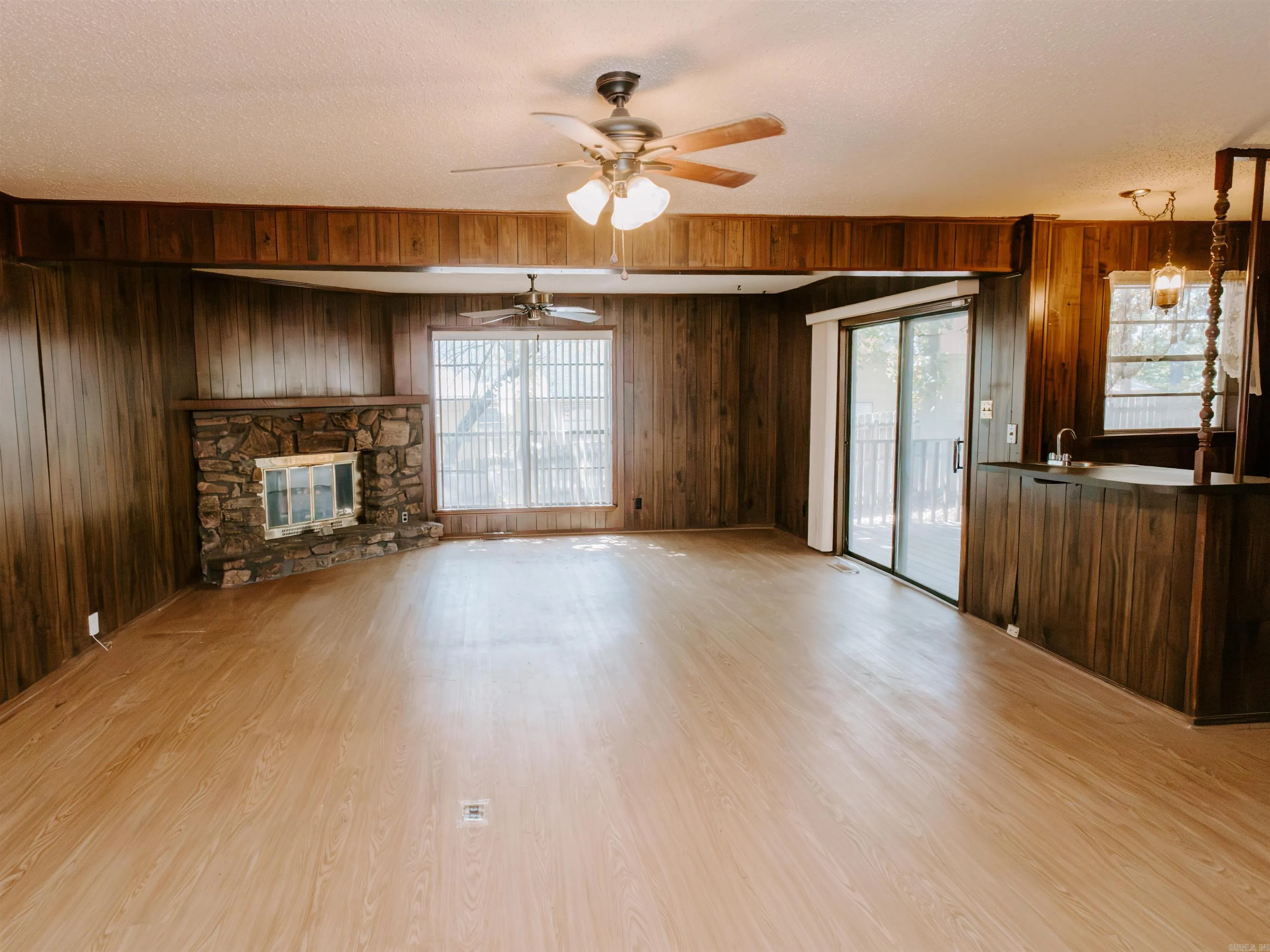 Property at 207  Brookhollow - Image 8