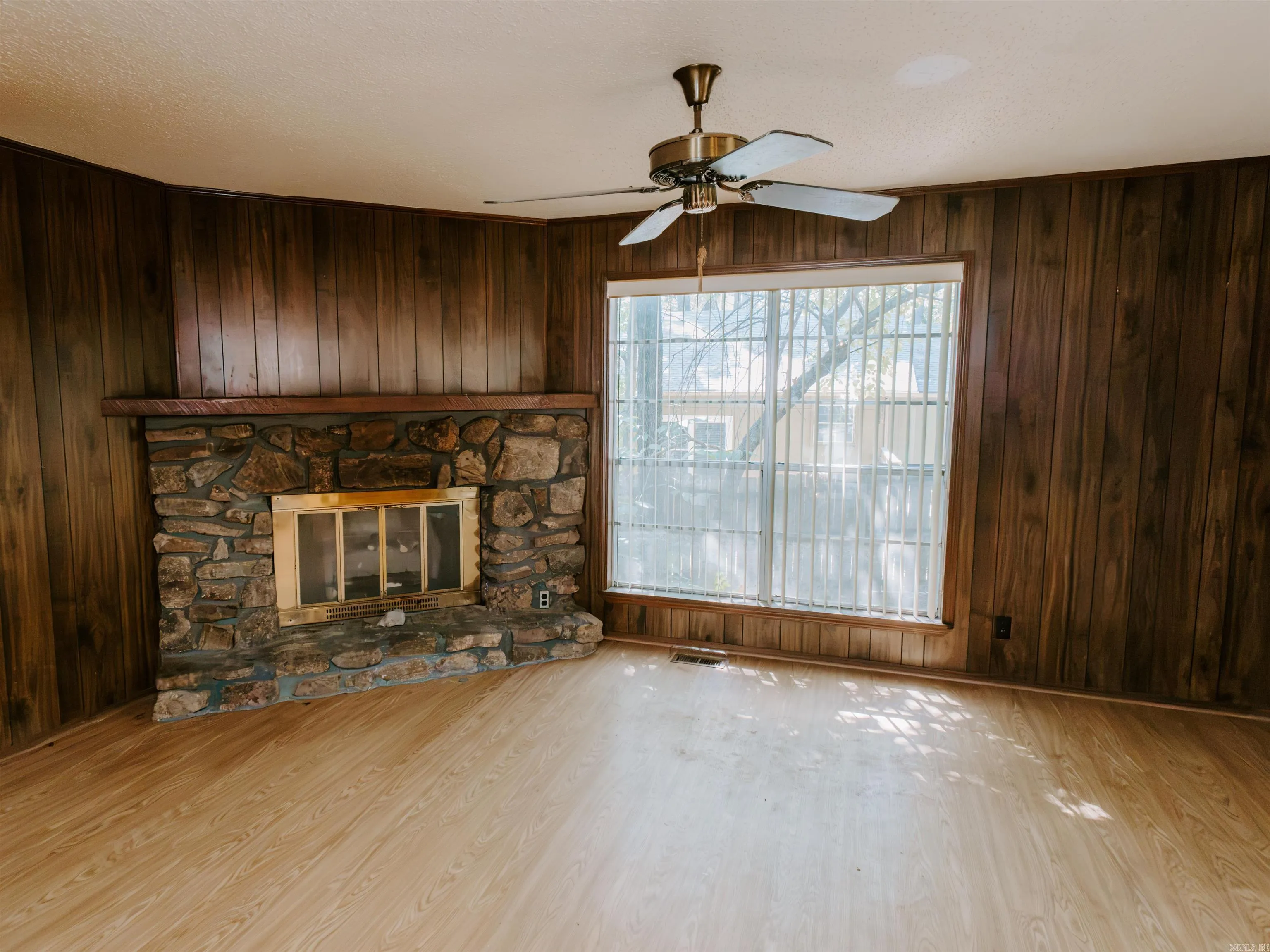 Property at 207  Brookhollow - Image 7