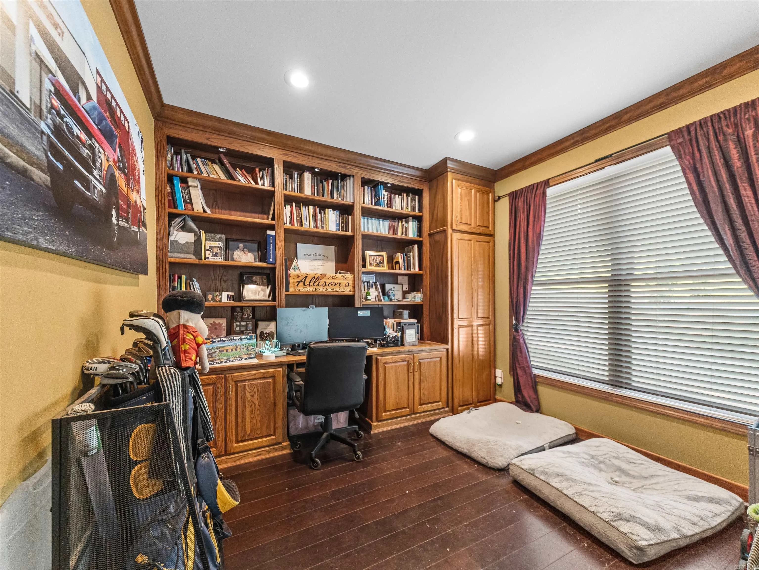 Property at 109  Ravenwood - Image 5