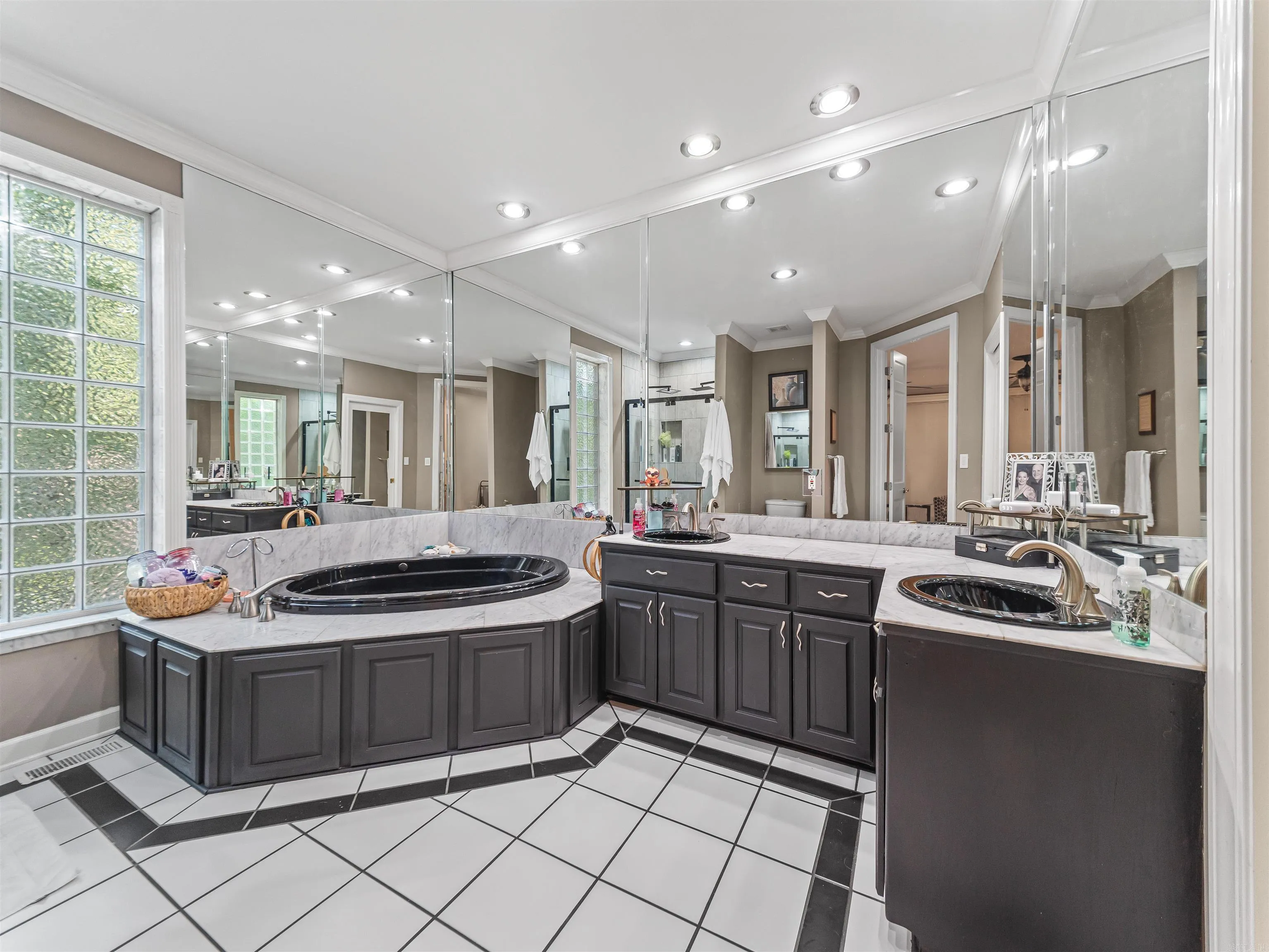 Property at 109  Ravenwood - Image 20