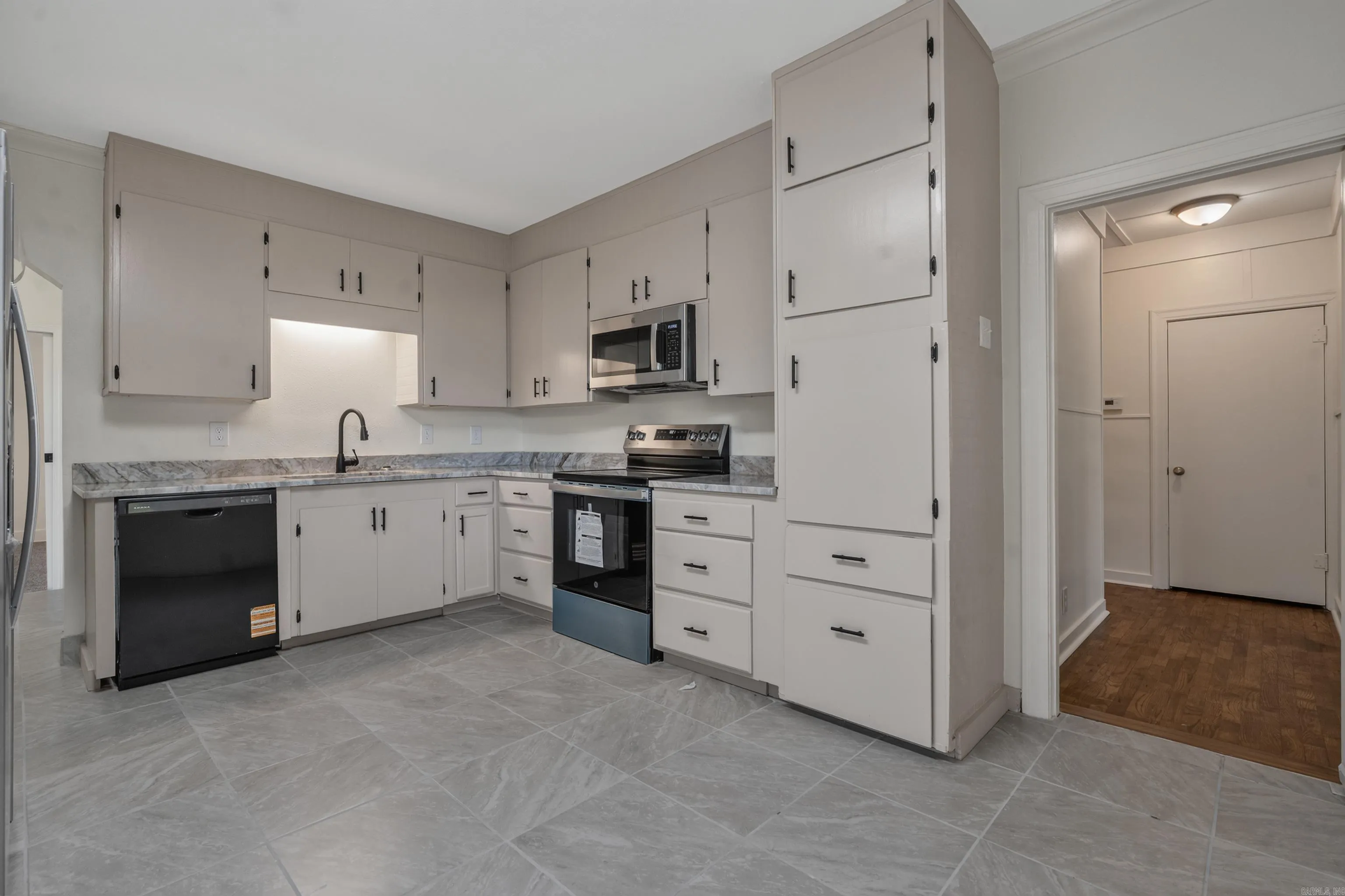 Property at 513  Cherry - Image 9