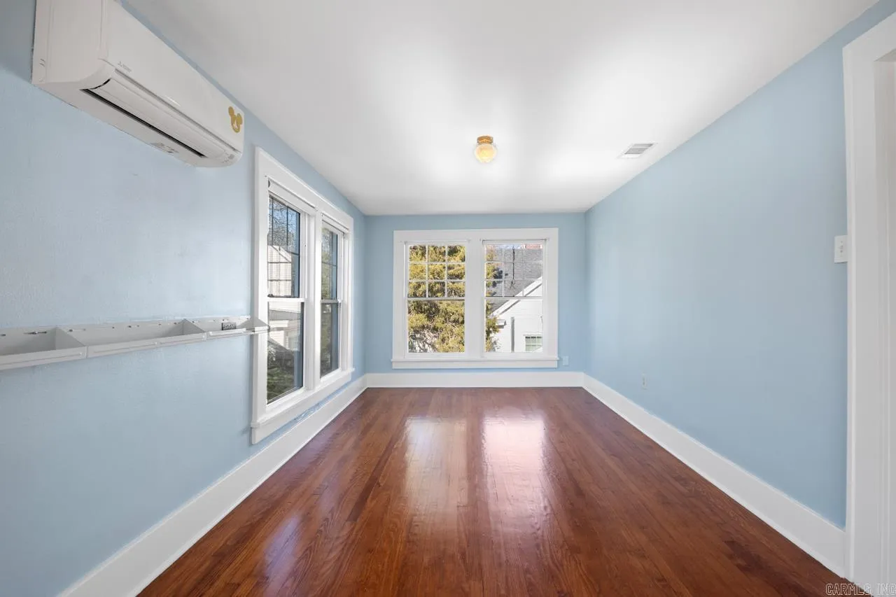 Property at 100  Colonial - Image 21