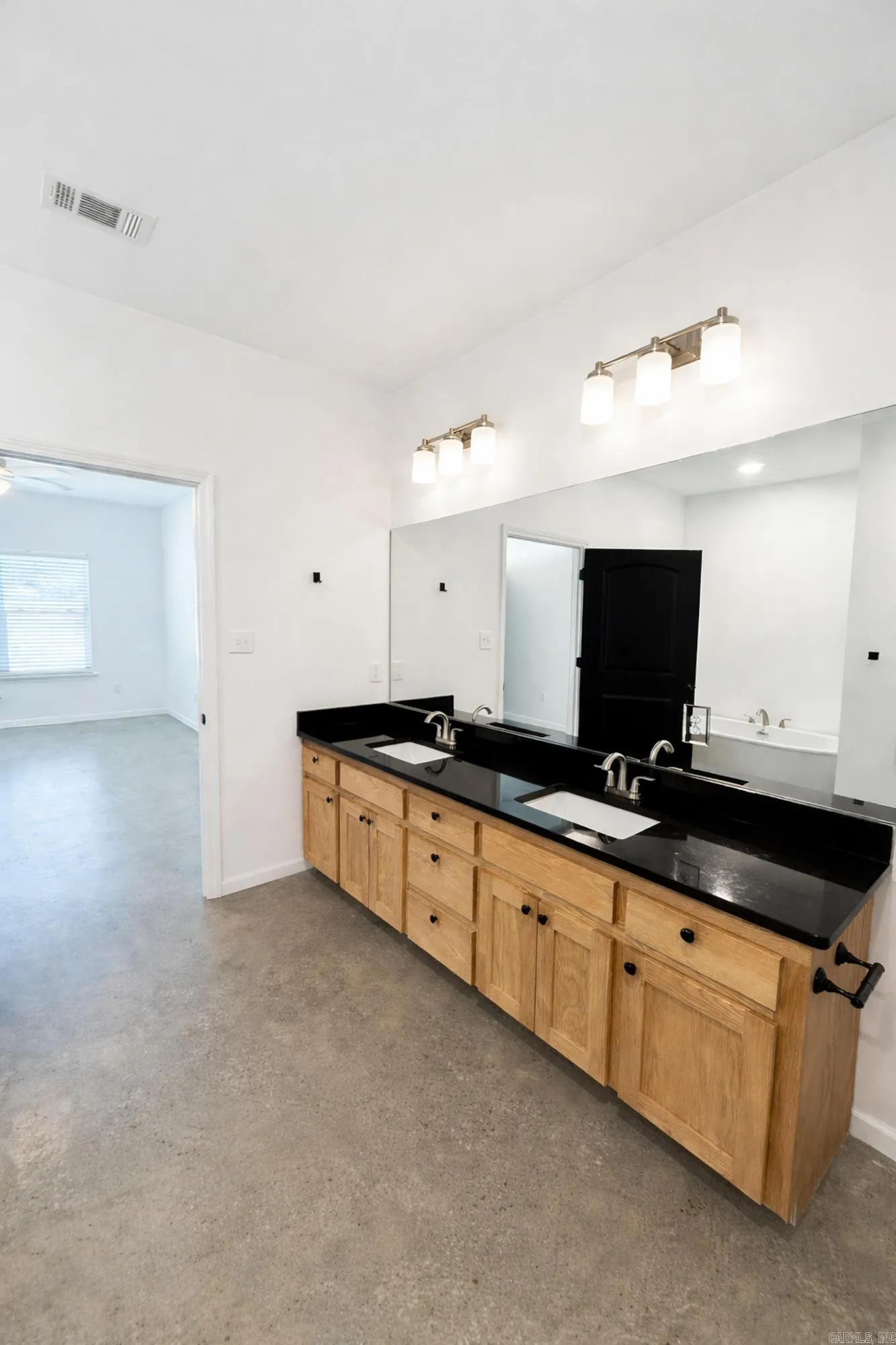 Property at 322 E Maple - Image 22