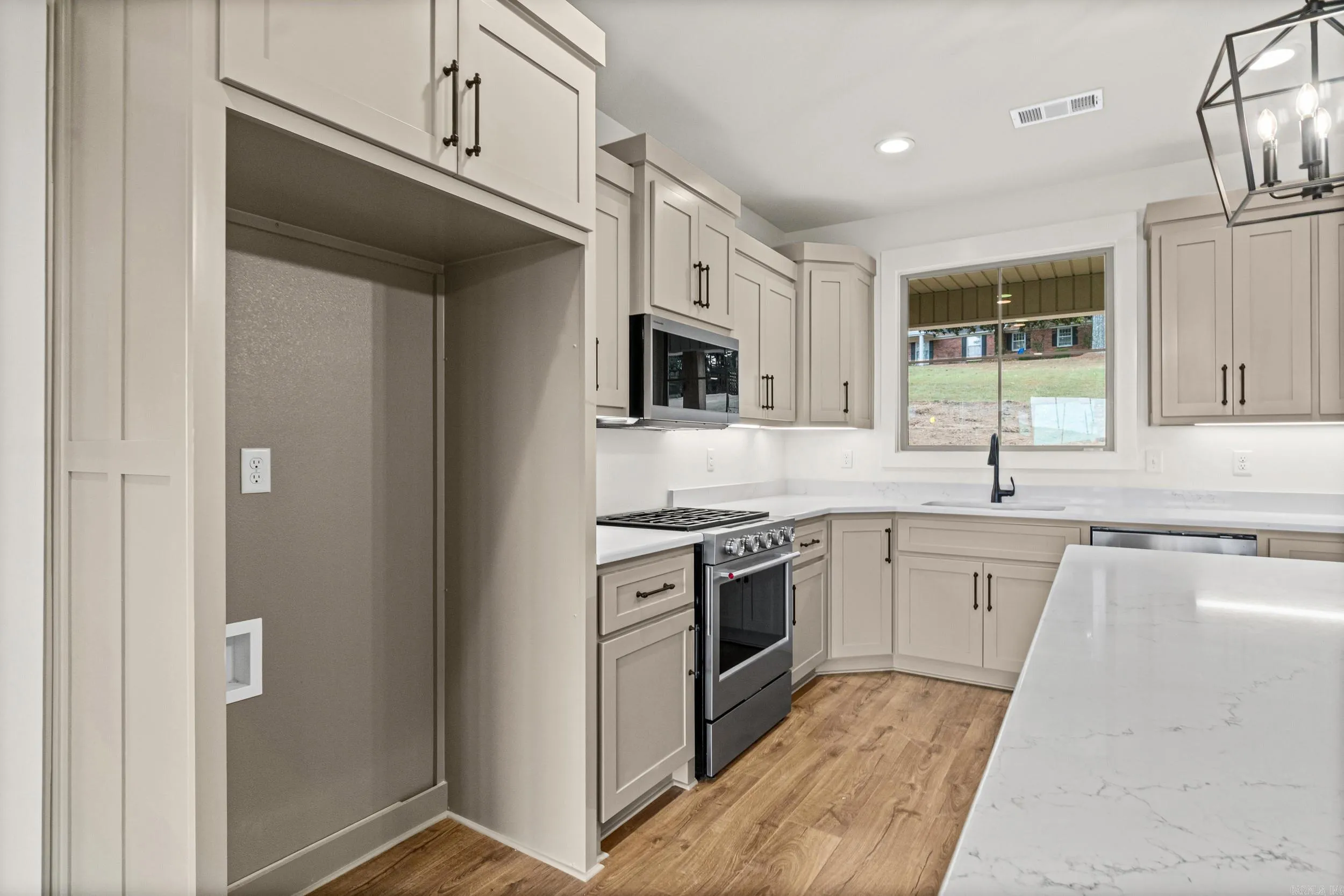 Property at 610  Adamson - Image 9