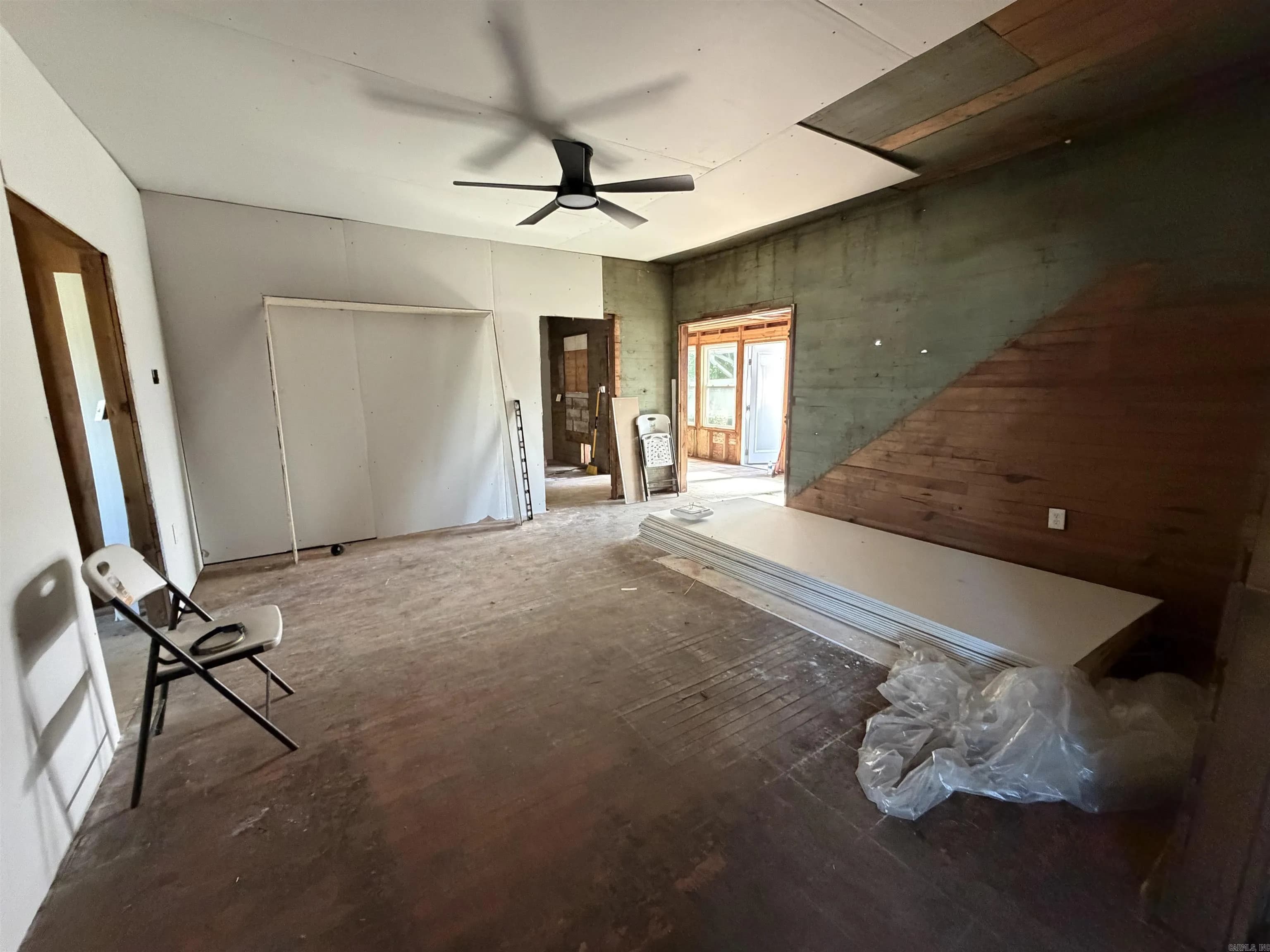 Property at 214 E Walnut - Image 11
