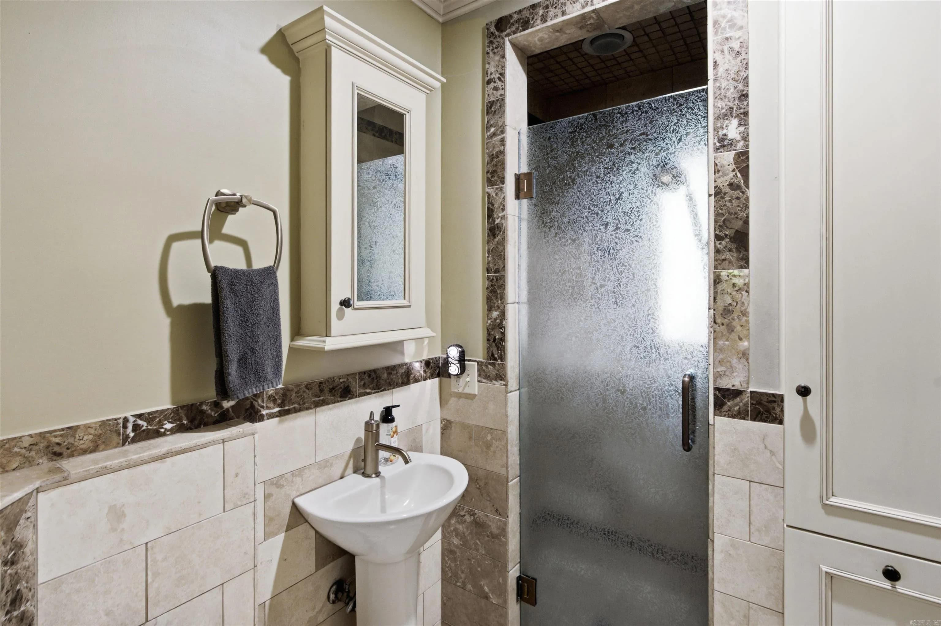 Property at 607  Melody - Image 36