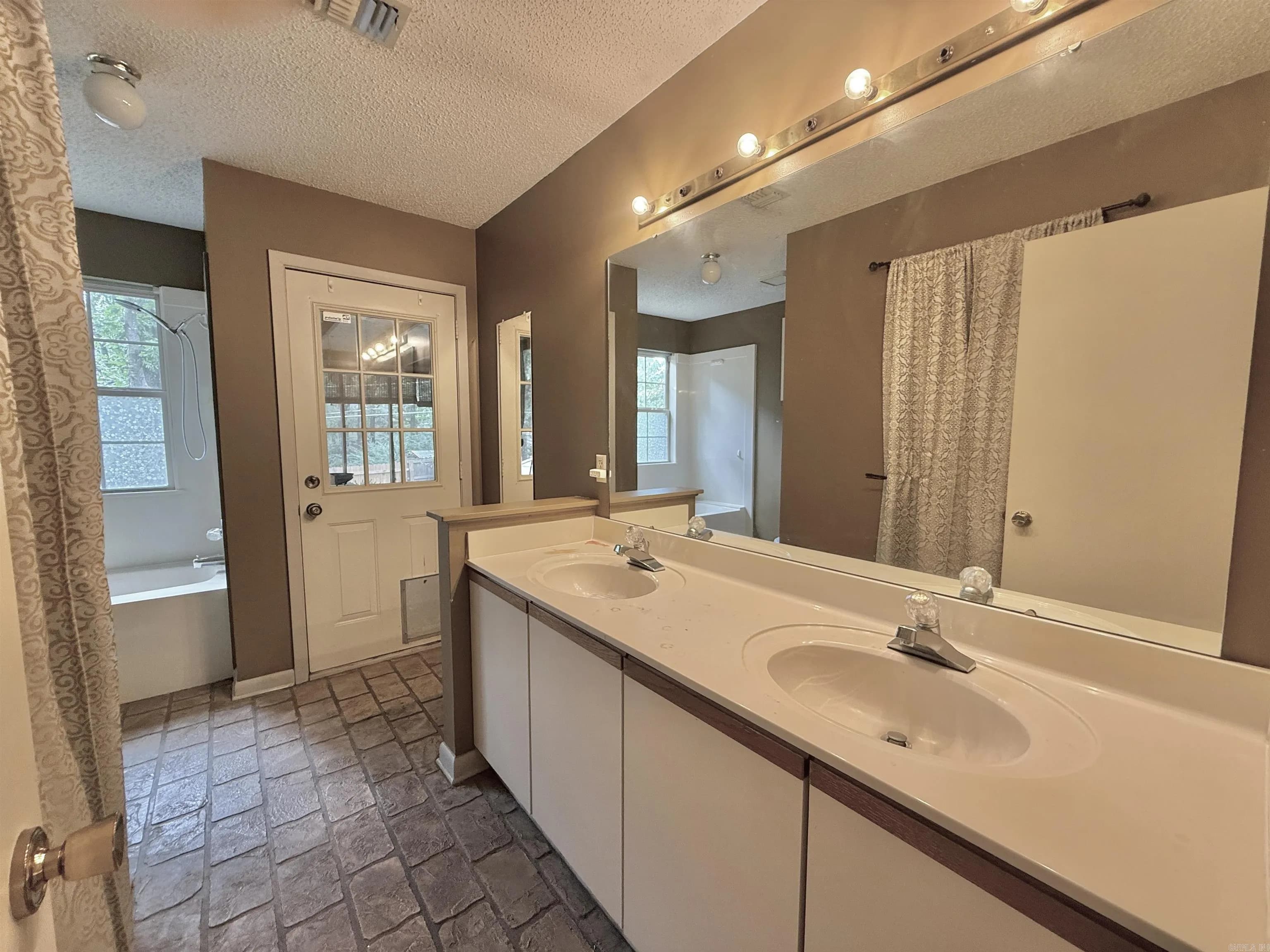 Property at 7701  Oak ridge - Image 9