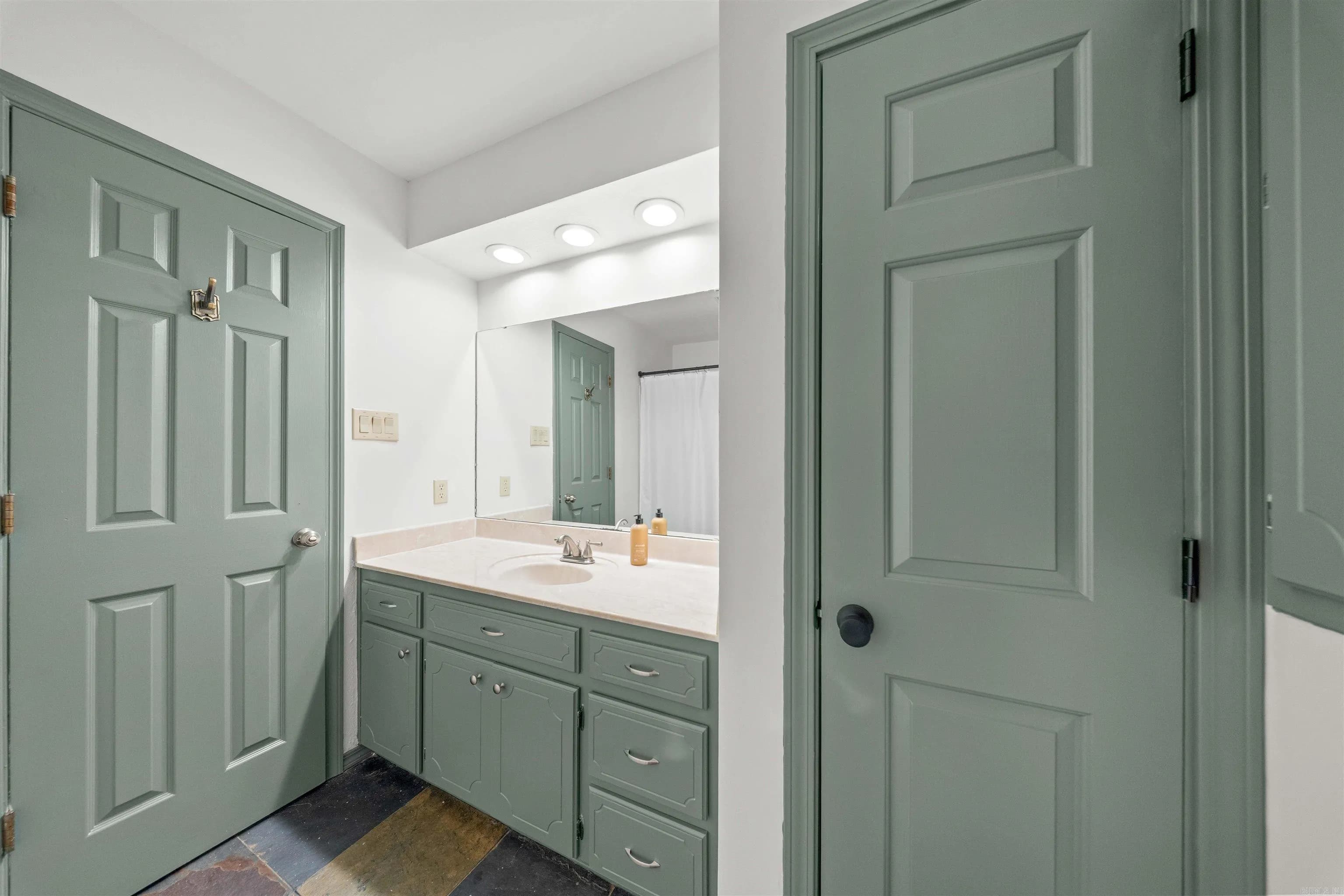 Property at 10  Kensington - Image 33