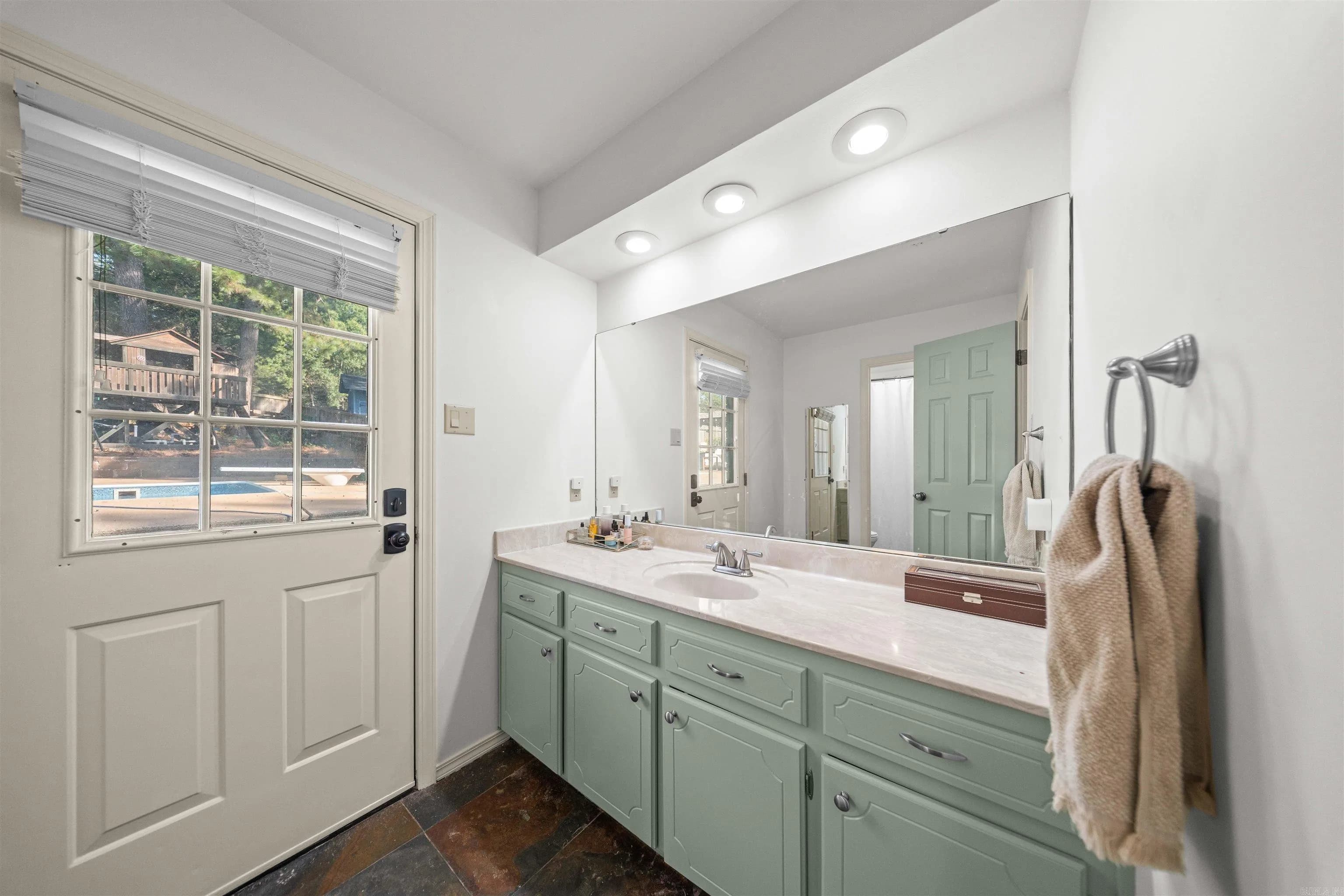 Property at 10  Kensington - Image 38